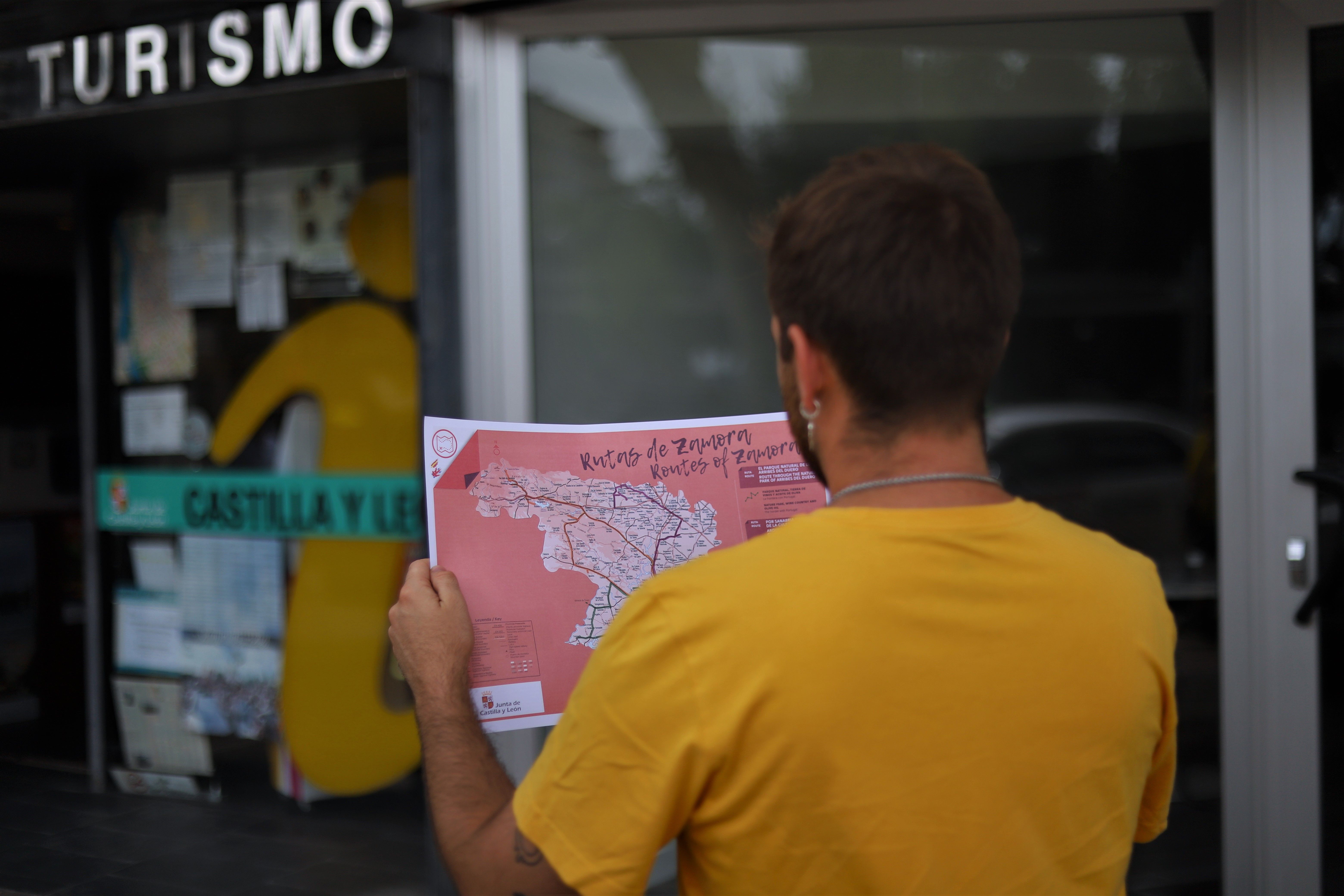 Un turista consulta las rutas disponibles de Zamora frente a la oficina de turismo Foto: María Lorenzo