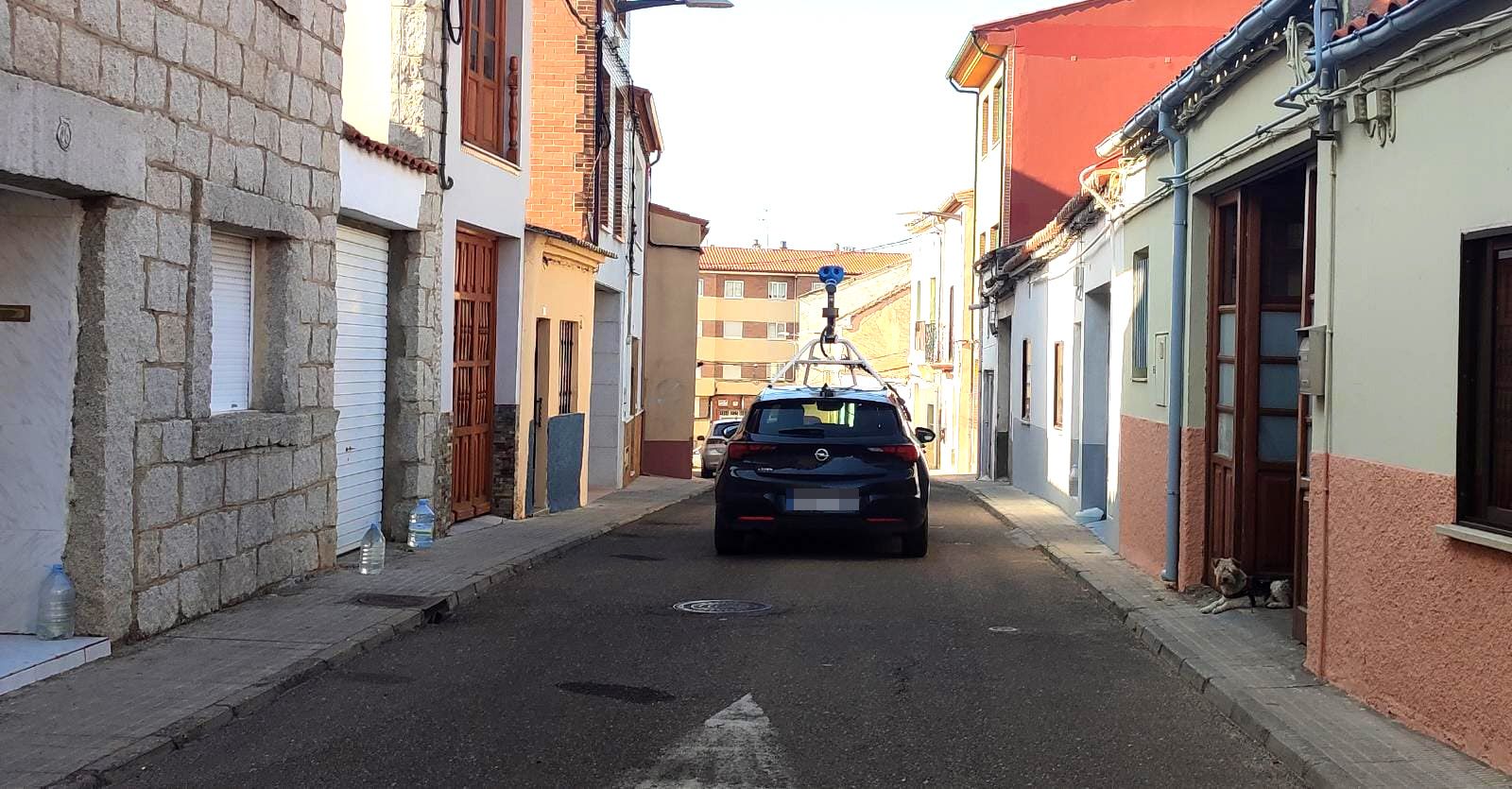 El coche de Google esta mañana por la calle del Sol de Zamora capital