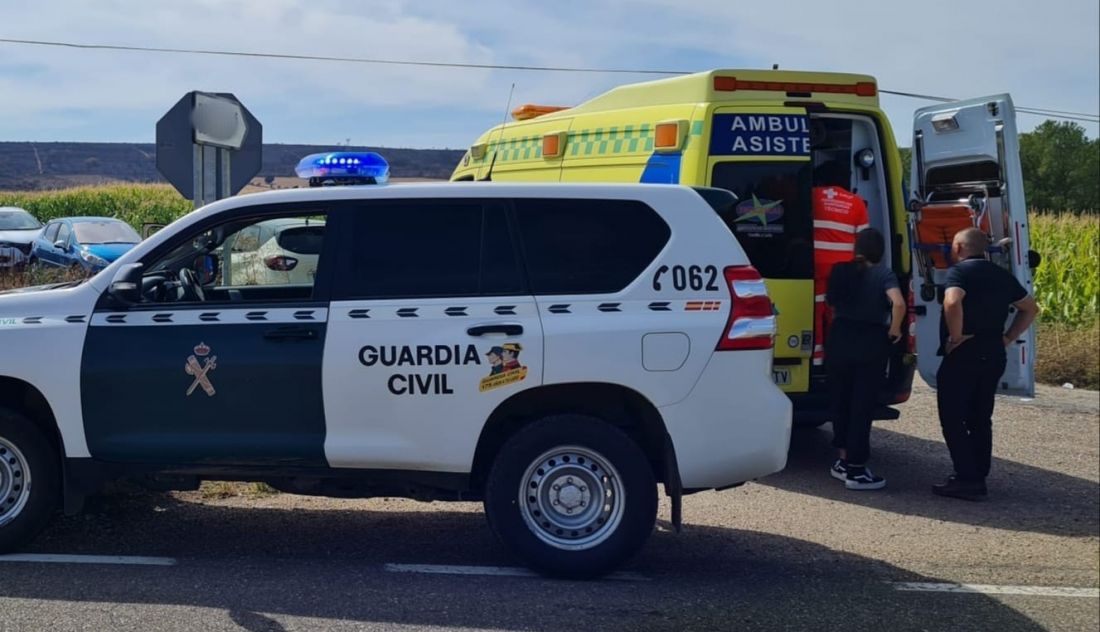 Guardia Civil y ambulancia. 