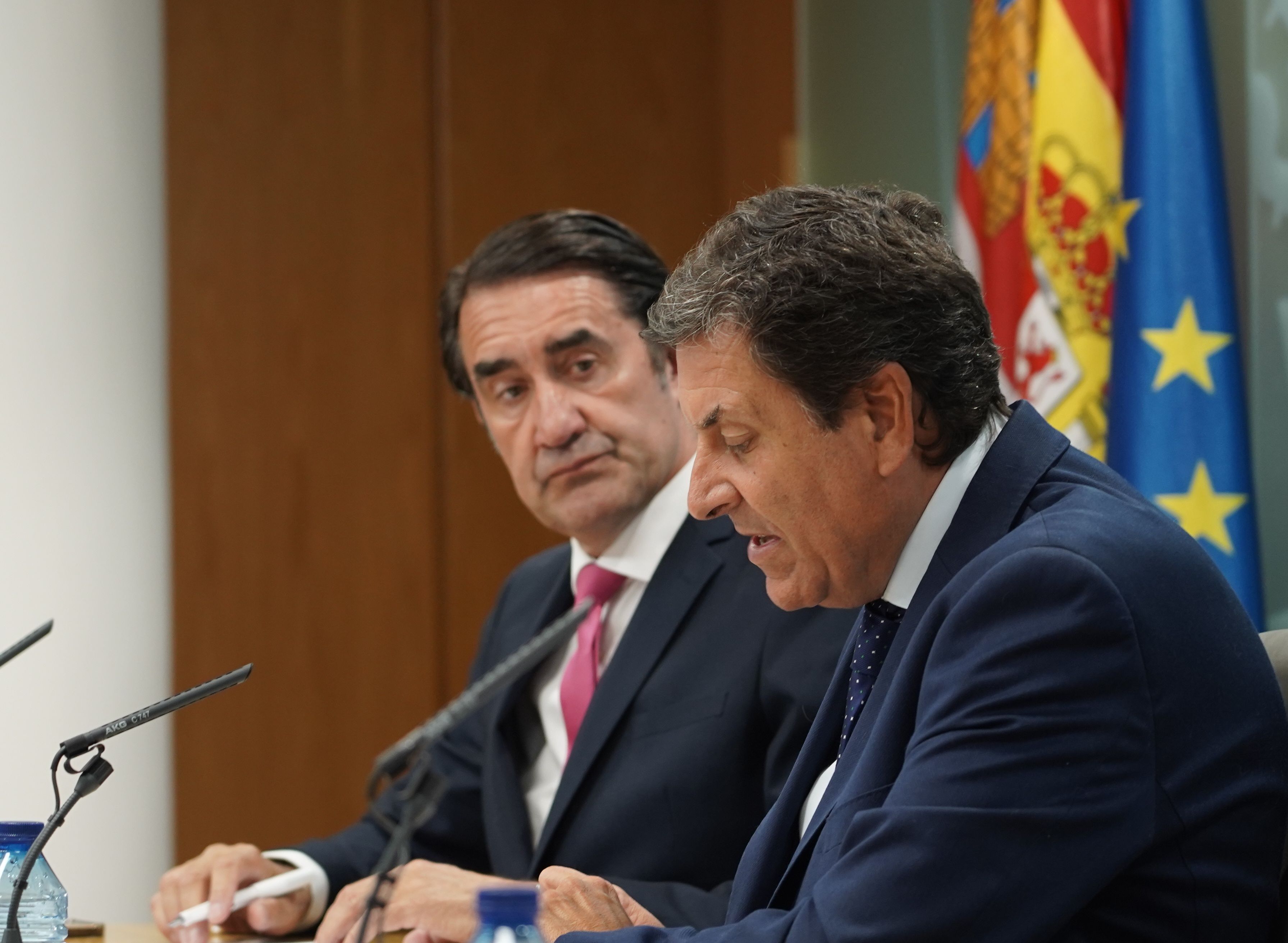  El consejero de Economía y Hacienda y portavoz de la Junta, Carlos Fernández Carriedo; el de Medio Ambiente, Vivienda y Ordenación del Territorio, Juan Carlos Suárez-Quiñones; y el de Cultura, Turismo y Deporte, Gonzalo Santonja, comparecen en rueda de prensa posterior al Consejo de Gobierno. ICAL