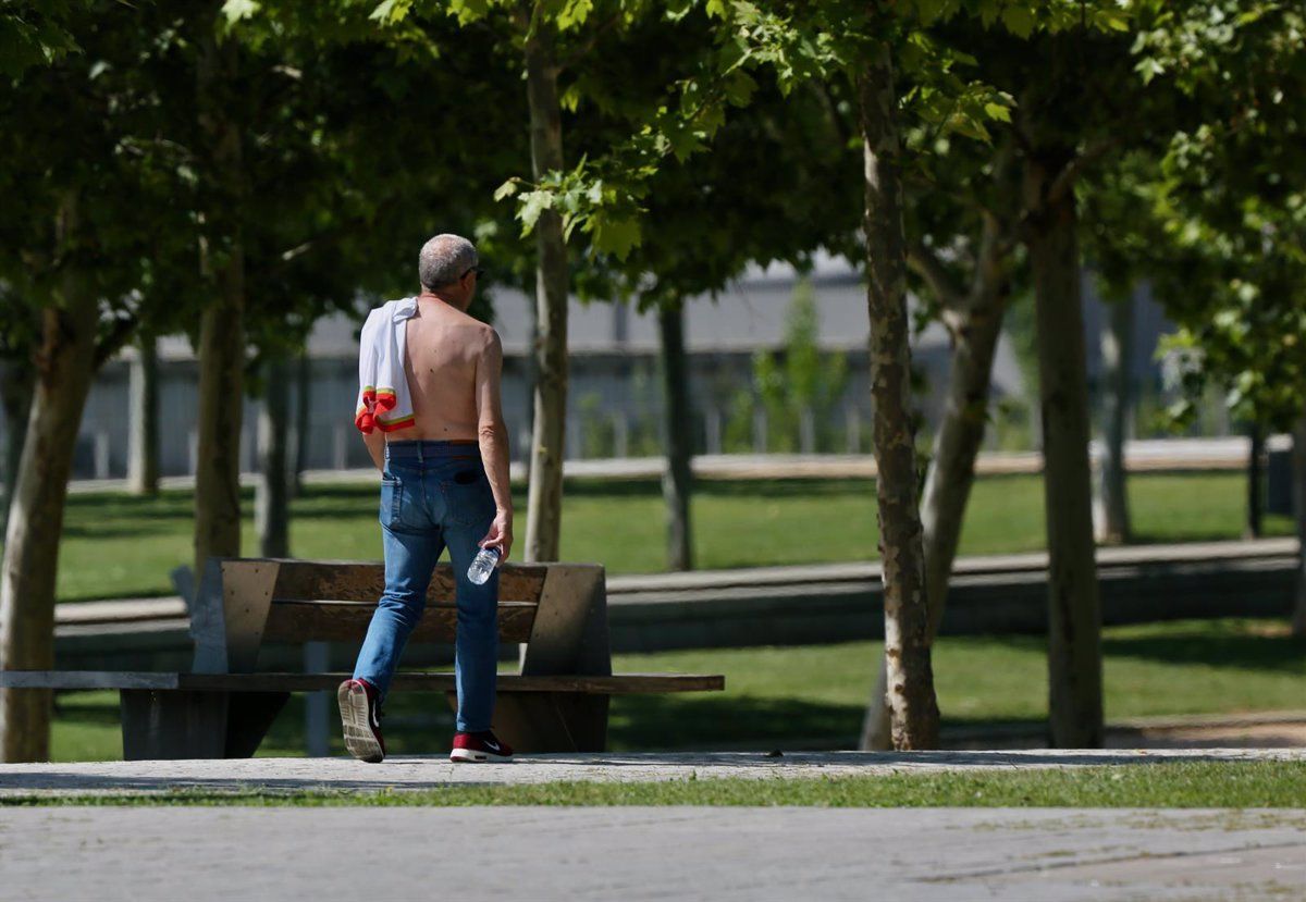 Un hombre pasea sin camiseta EP