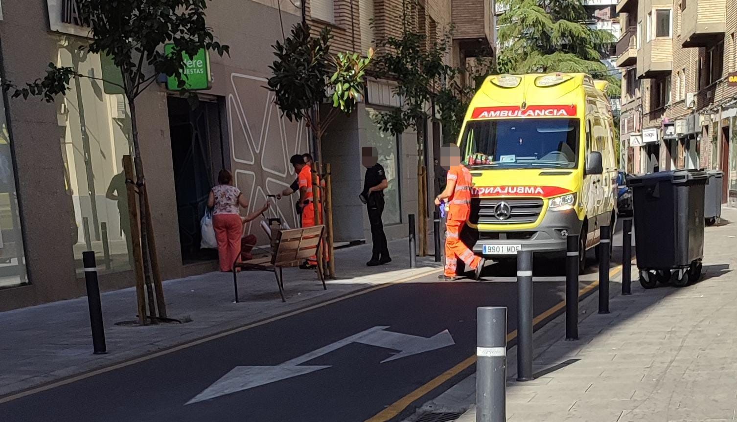 La ambulancia en la zona para atender al varón herido en la agresión