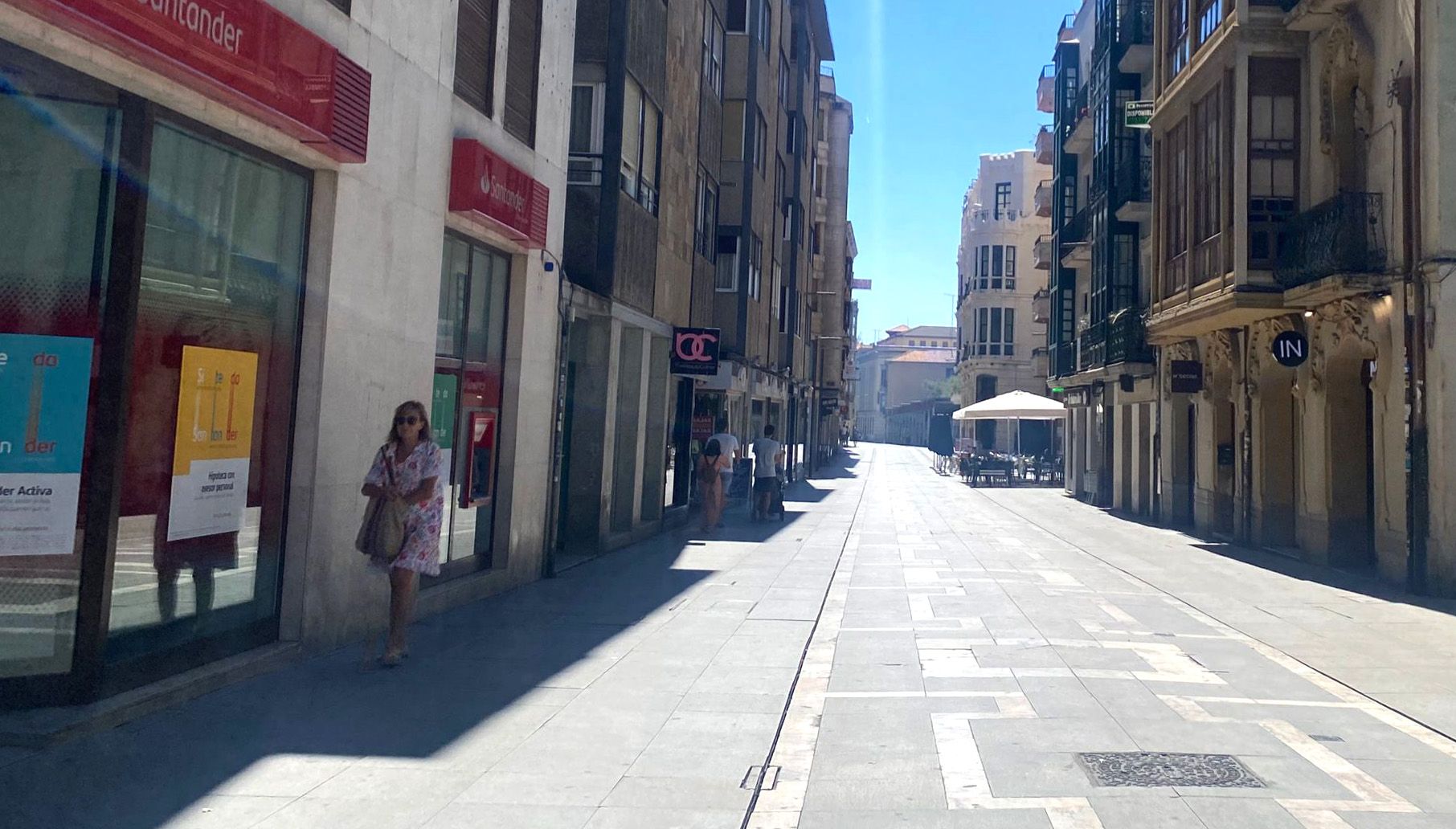 Personas caminan por la sombra durante una ola de calor en Zamora