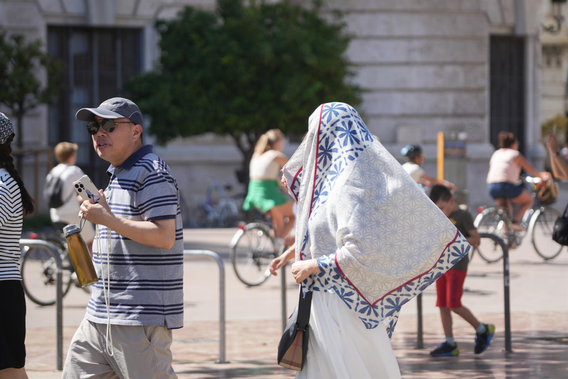 Dos personas caminan por la calle durante una ola de calor.   Jorge Gil   Europa Press