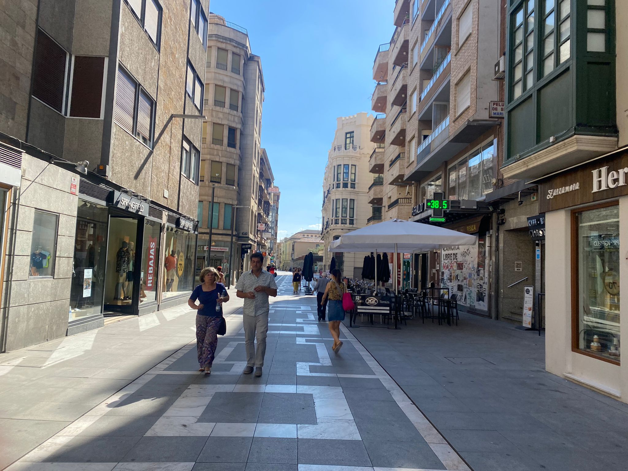 Ciudadanos pasean por Santa Clara durante un episodio de calor. Archivo