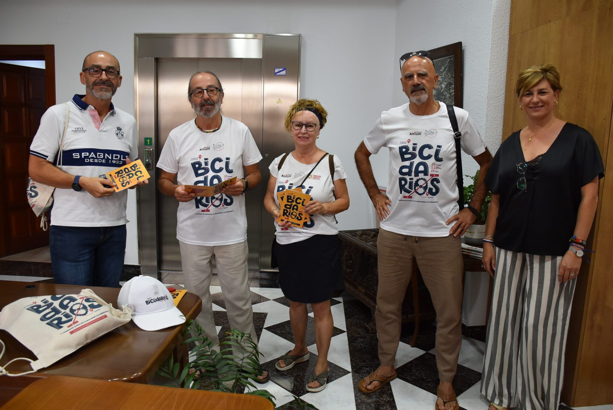 El alcalde de Albolote, Salustiano Ureña, sella las cartillas de 'Bicidarios' en el inicio del Camino de Santiago andaluz Ayuntamiento de Albolote