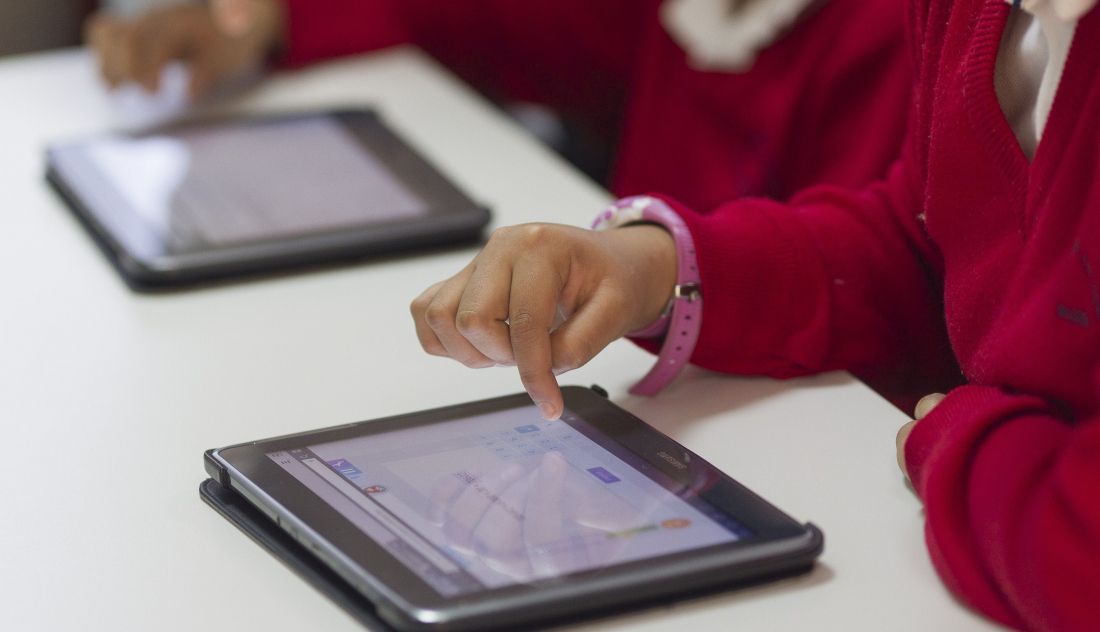 Colegio, aula, primaria, clase, niño, niña, niños, estudiando, estudiar, deberes, nuevas tecnologías, tablet