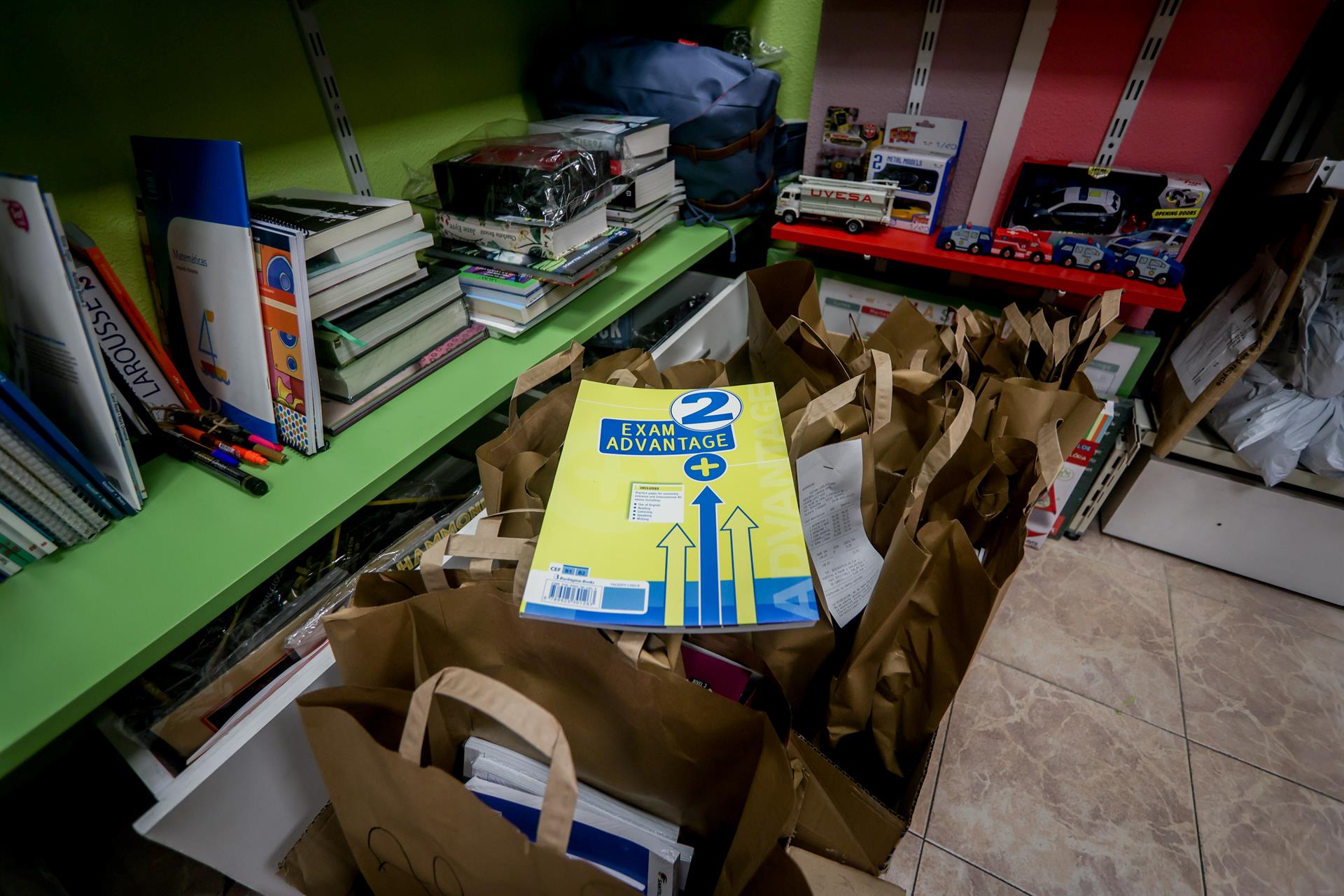 Archivo   Libros de texto reservados en la librería papelería 'Zepol', en Pozuelo de Alarcón, Madrid (España).   Ricardo Rubio   Europa Press