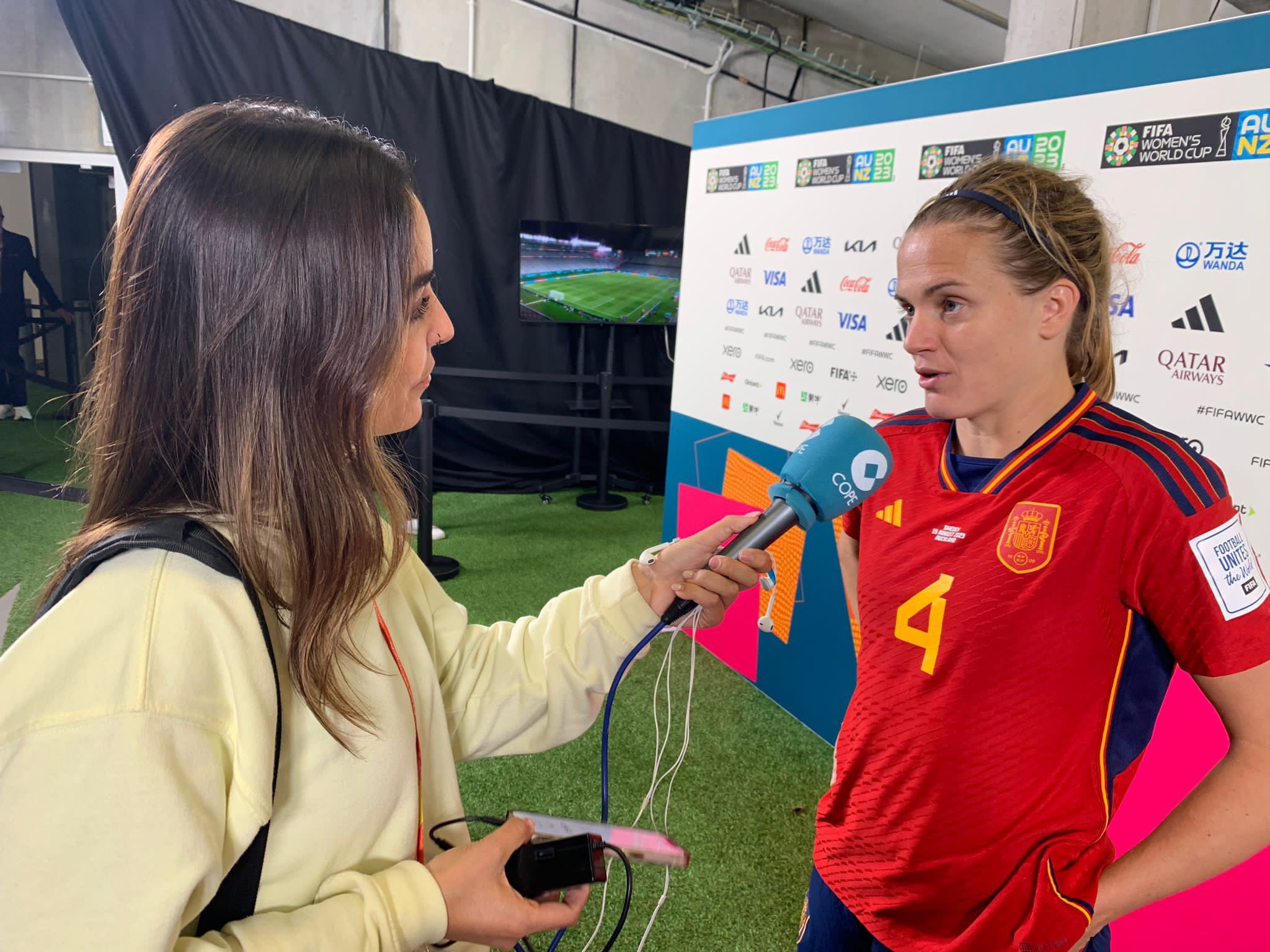 Andrea Peláez con Irene Paredes en zona mixta