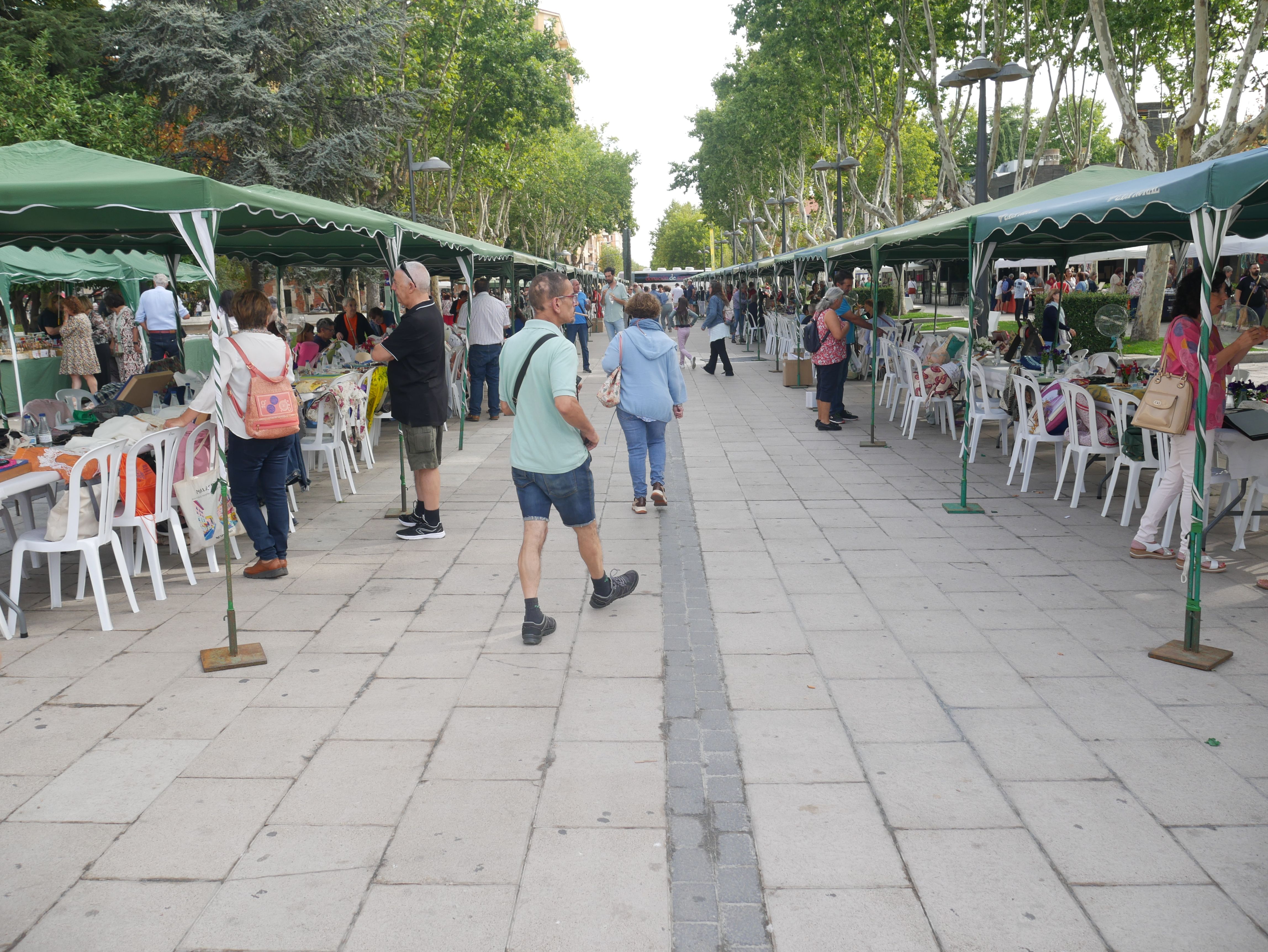 Las encajeras pueblan La Marina