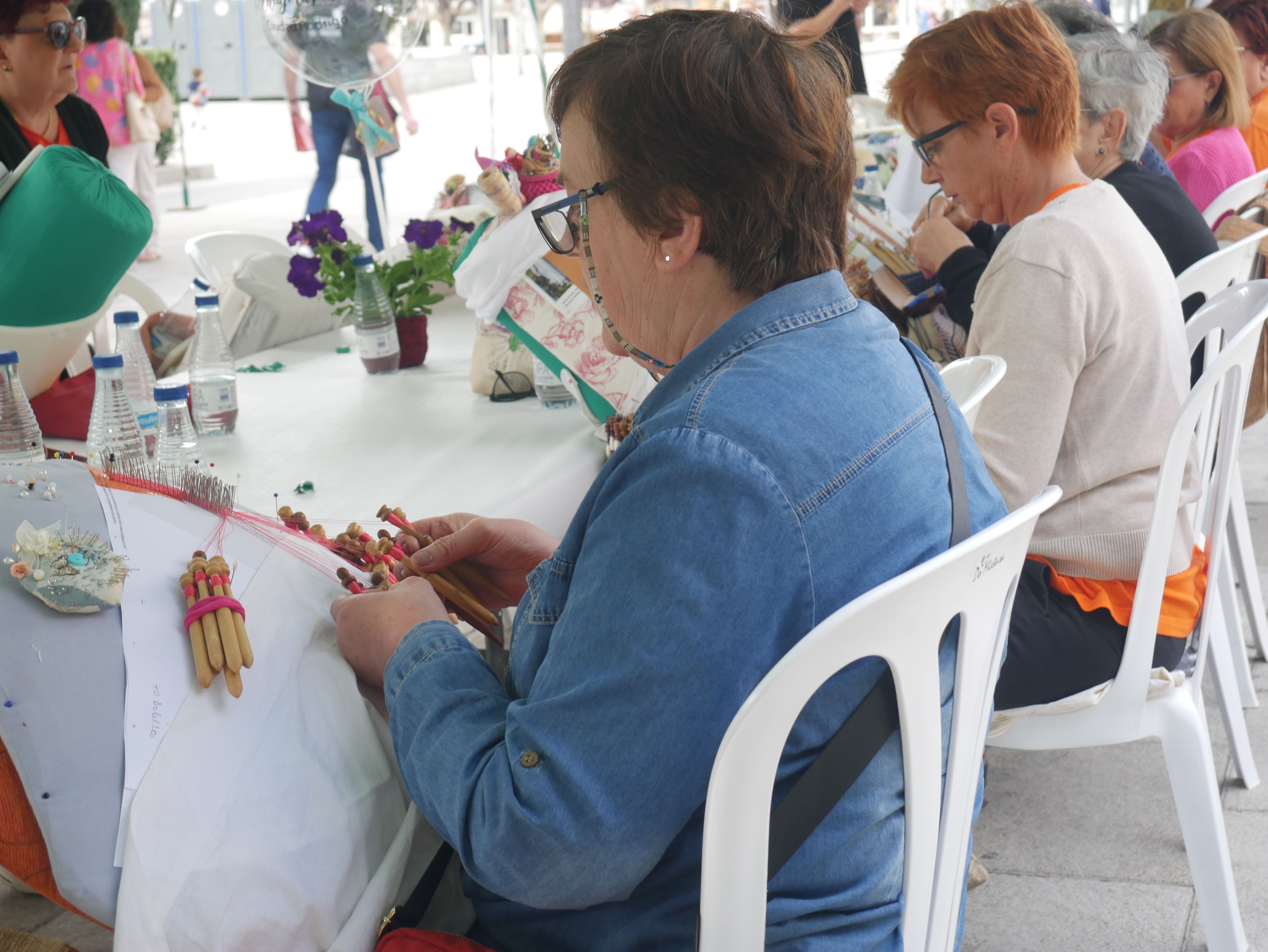 Las encajeras pueblan La Marina