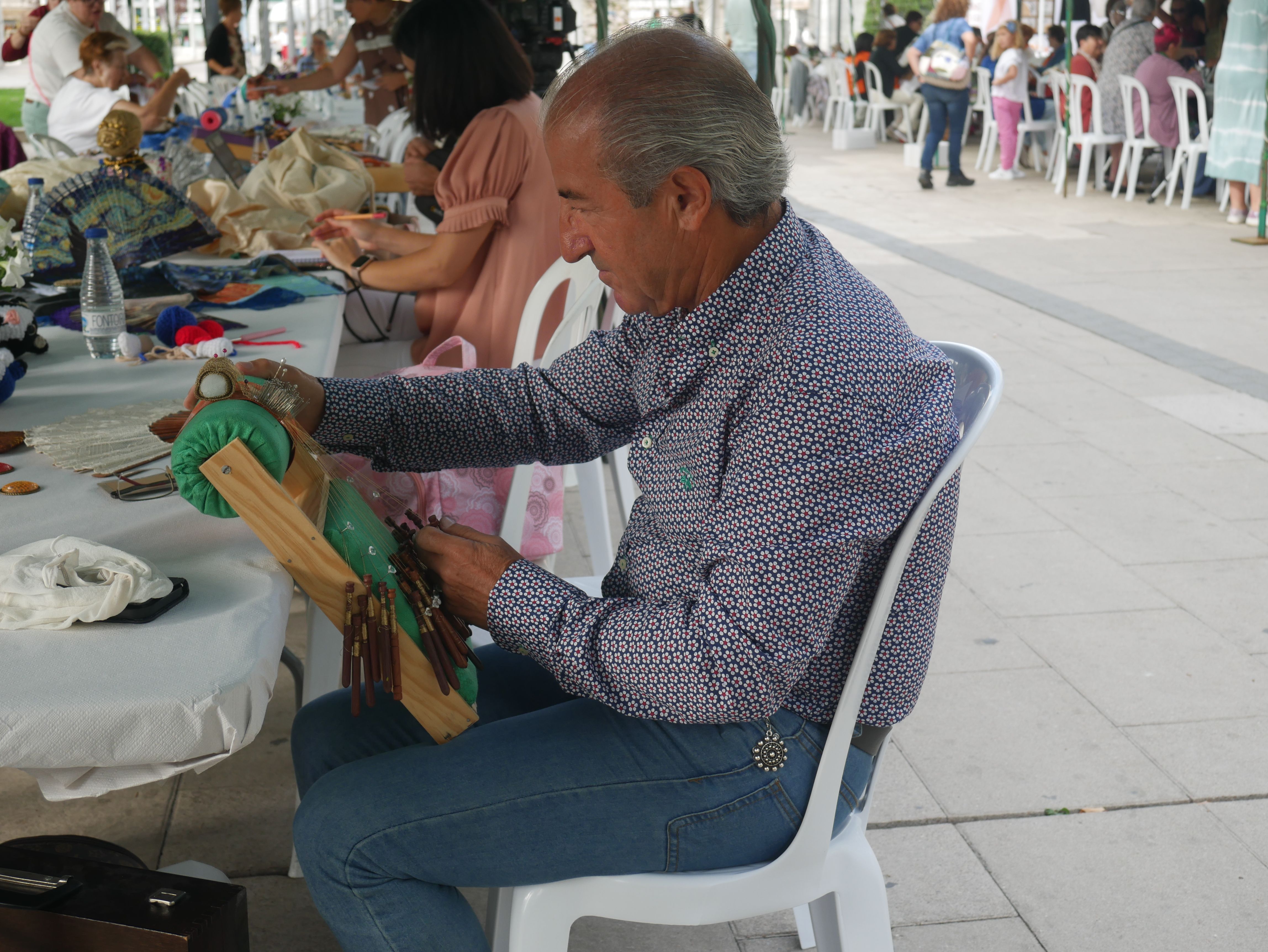 Las encajeras pueblan La Marina