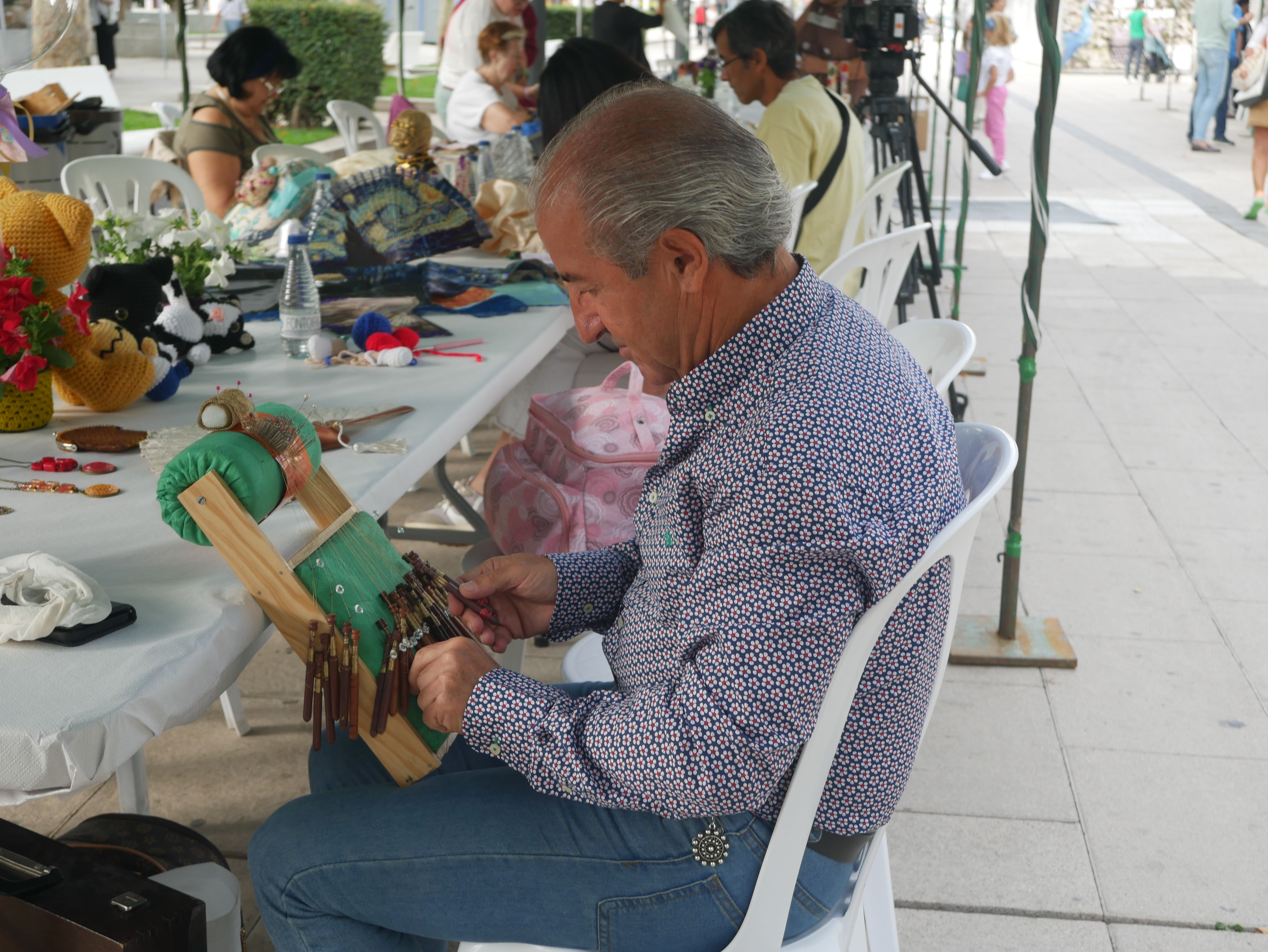 Las encajeras pueblan La Marina