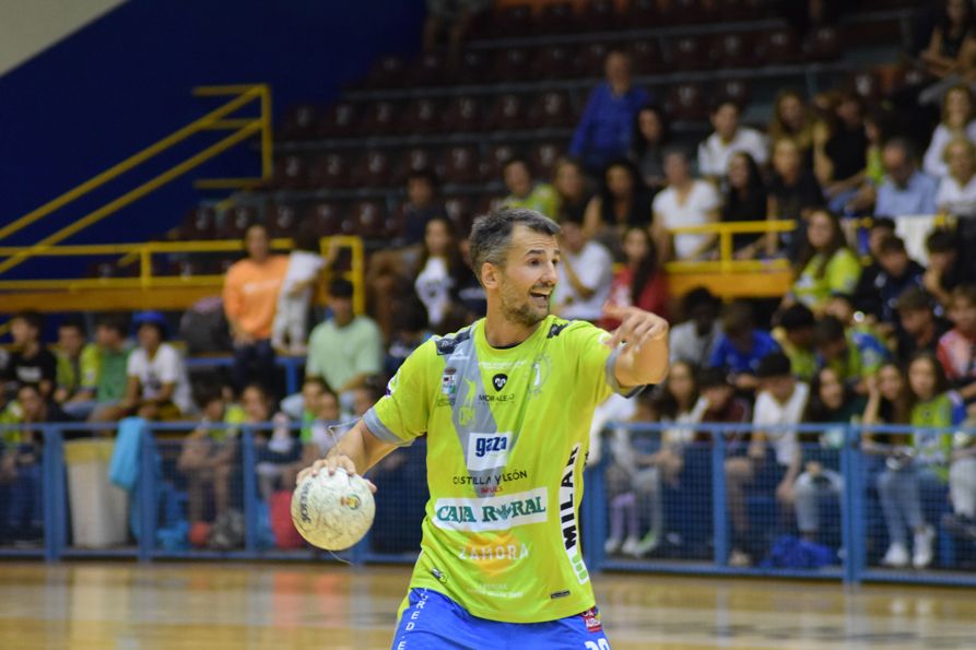 Un instante del Balonmano Zamora Enamora - Balonmano Los Dólmenes Antequera. Archivo.