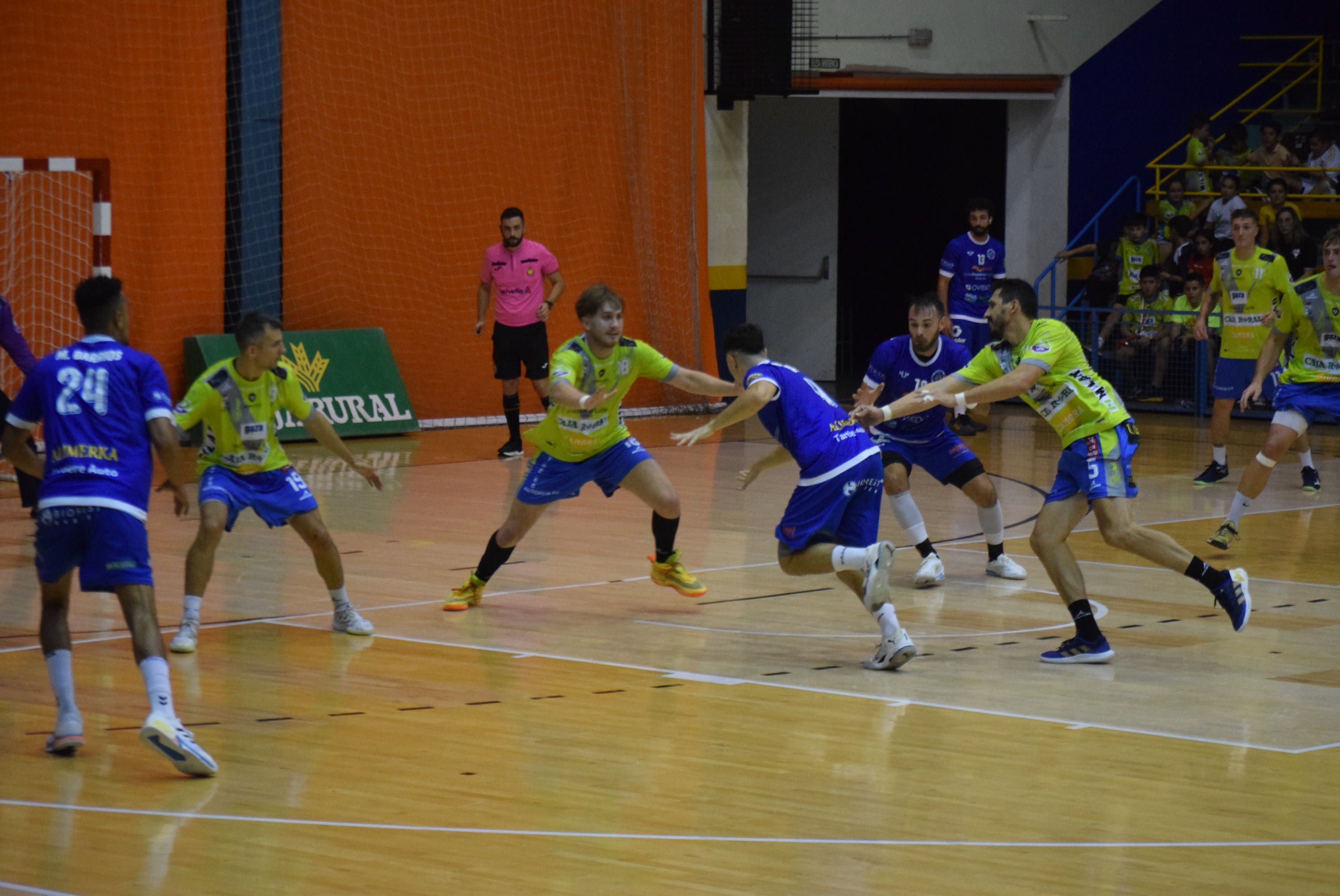 Un instante del Balonmano Zamora - BM Base Oviedo de la temporada 2023-2024. Archivo.