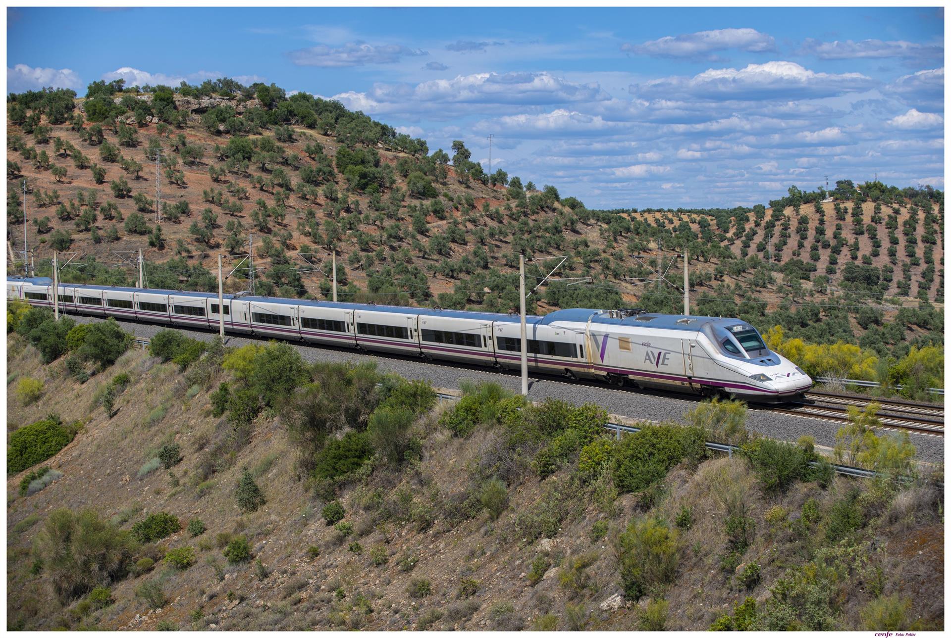 El Ministerio de Defensa y Renfe convocan 250 plazas de empleo para militares en la empresa ferroviaria.   Europa Press