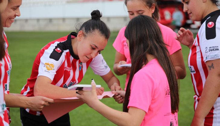 Una jugadora del ZCF Amigos del Duero firmando un autógrafo.