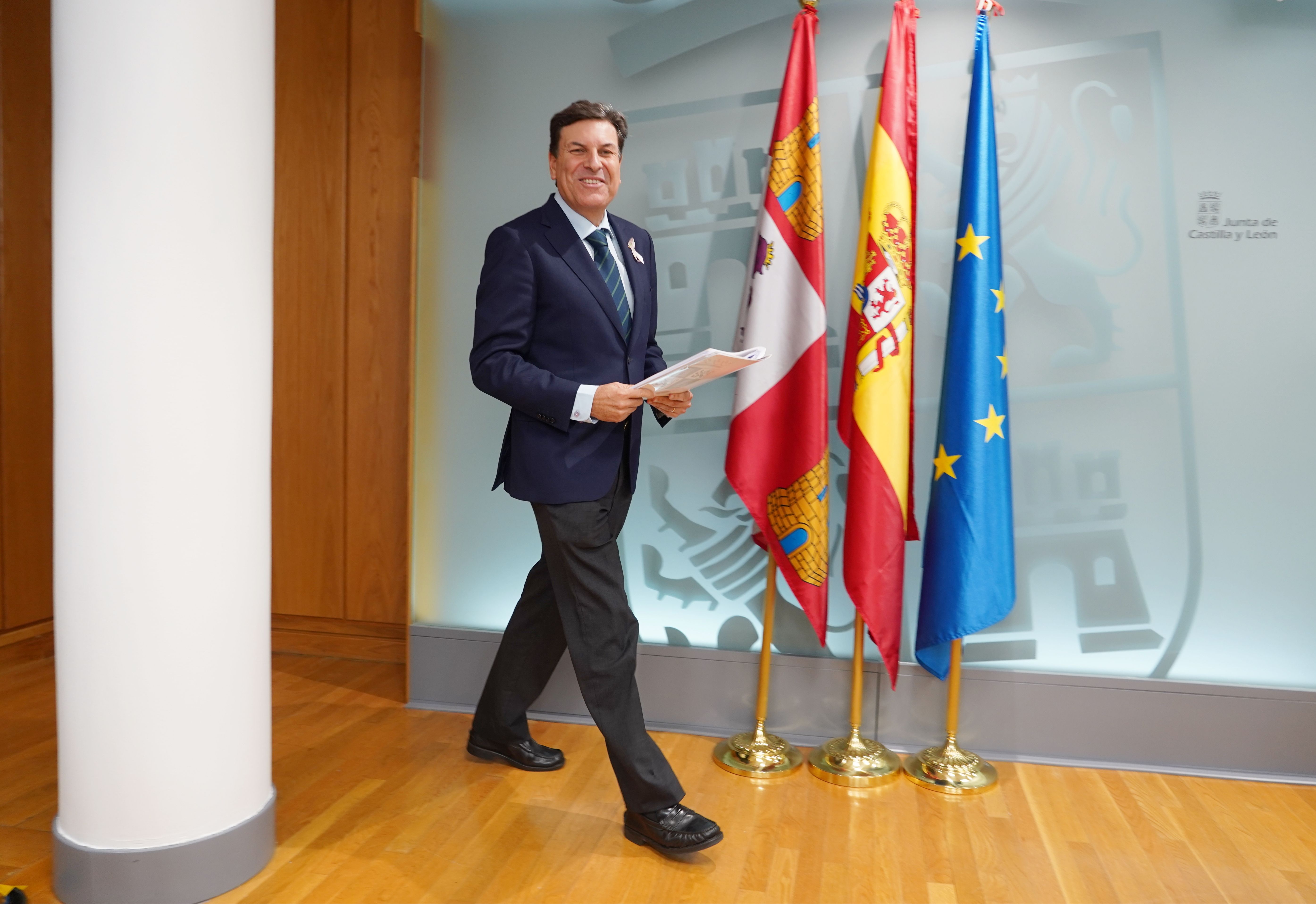 El consejero de Economía y Hacienda y portavoz, Carlos Fernández Carriedo, comparece en rueda de prensa posterior al Consejo de Gobierno.