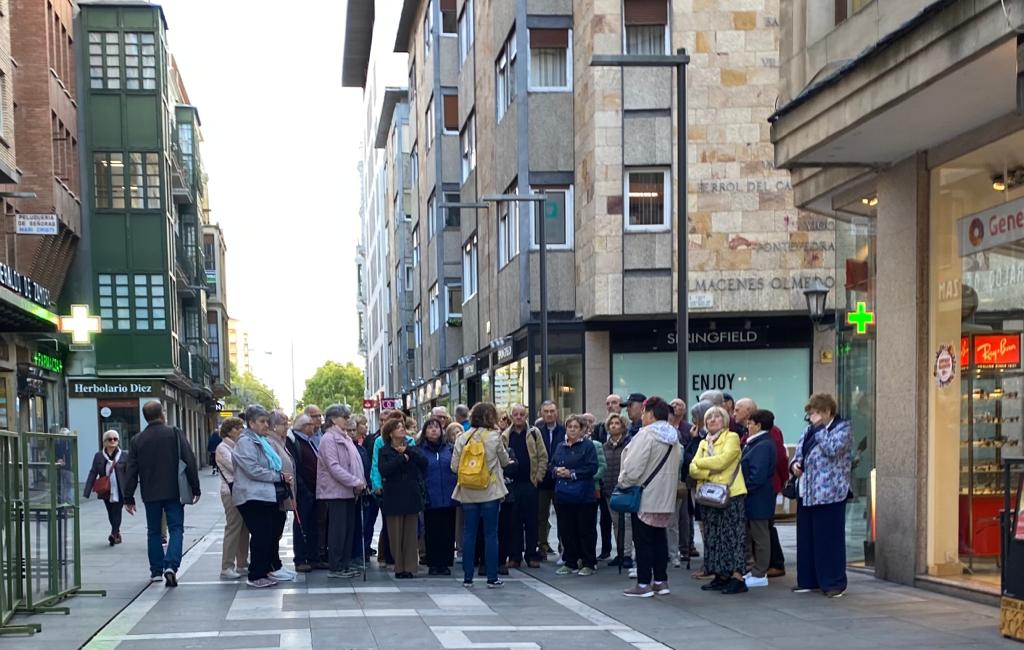 Un grupo de turistas en la calle Santa Clara. Empleo turístico. Archivo.