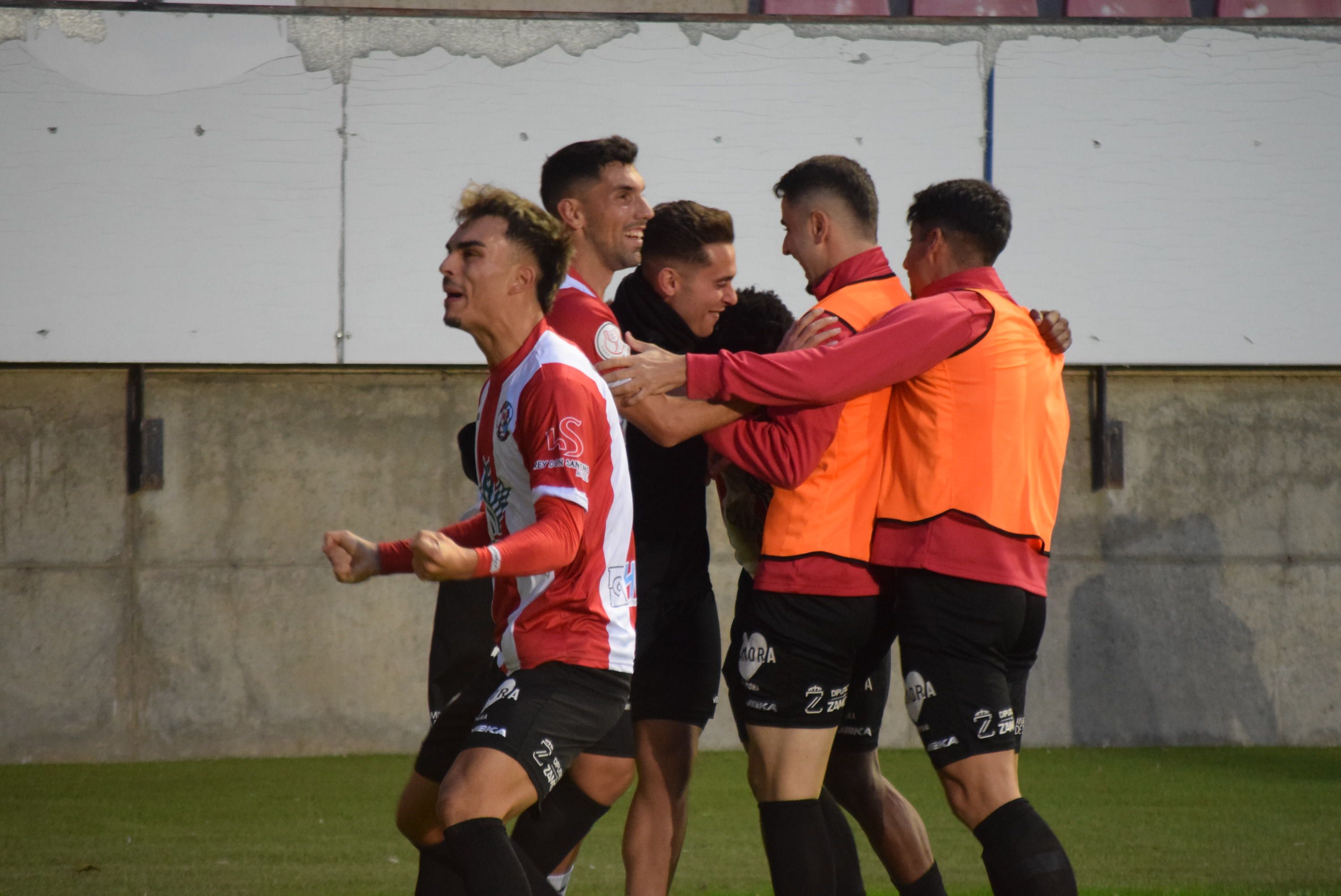 Celebración del primer gol del Zamora CF - Real Racing Club de Santander.