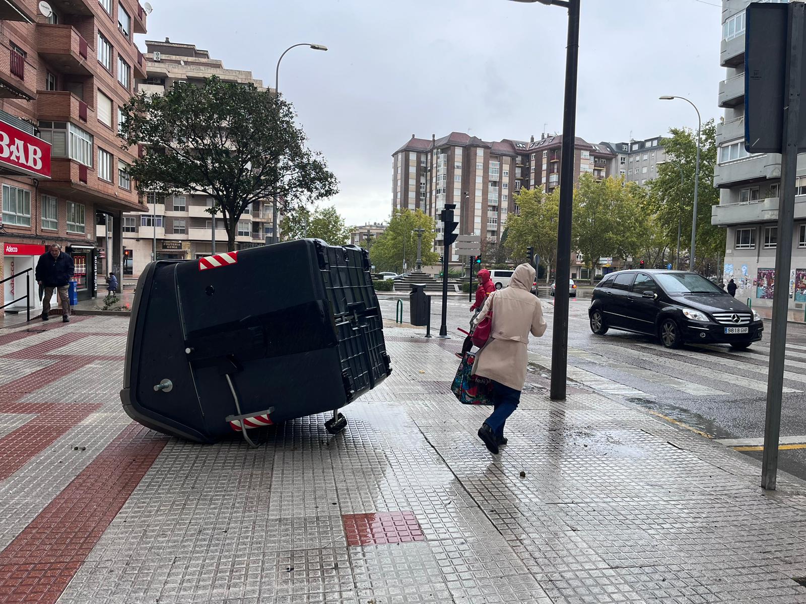 Contenedor derribado por el viento en las Tres Cruces en un temporal pasado. Archivo