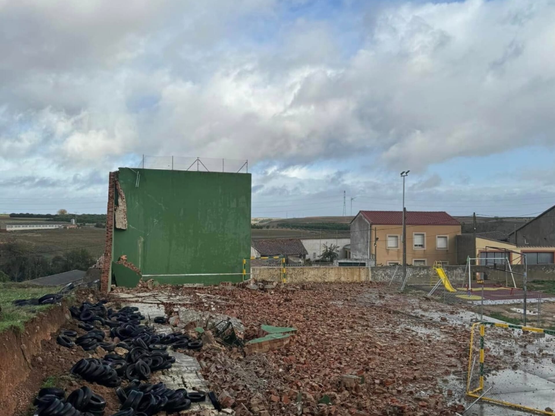 Pared del frontón de Cerecinos del Carrizal derribada por el viento