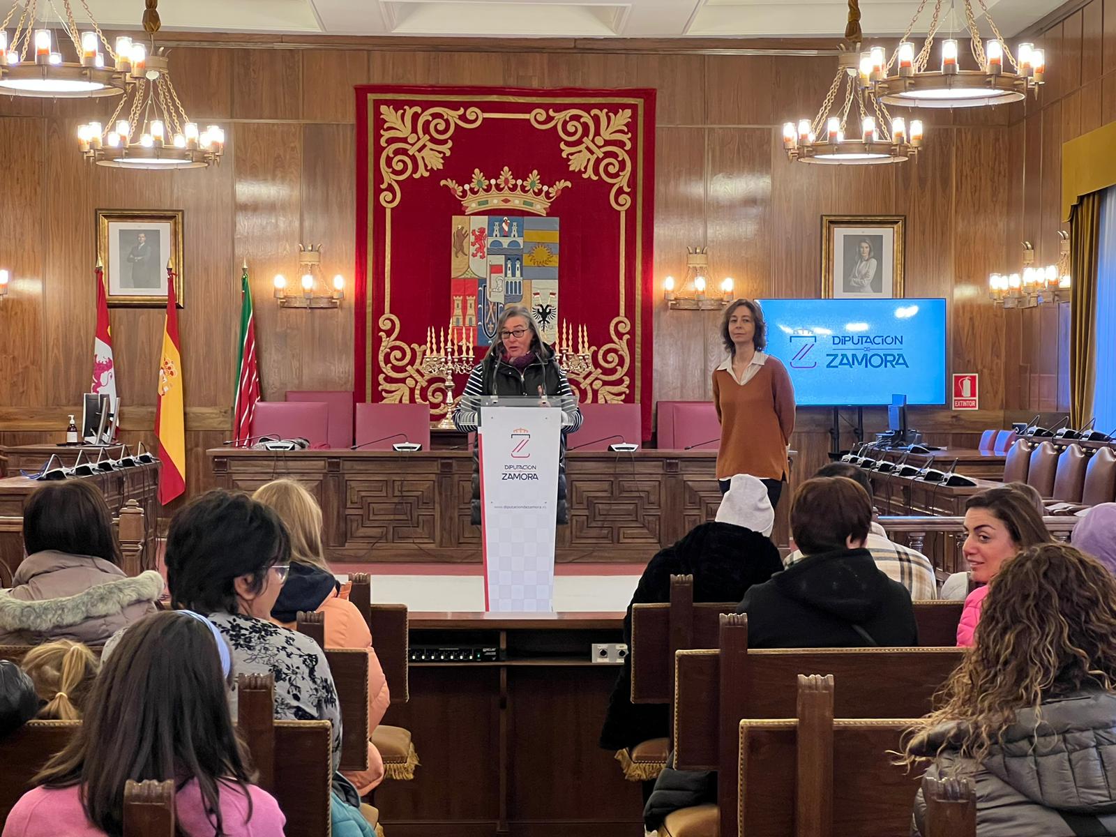 Recepción de las personas participantes en el Salón de Plenos de la institución provincial