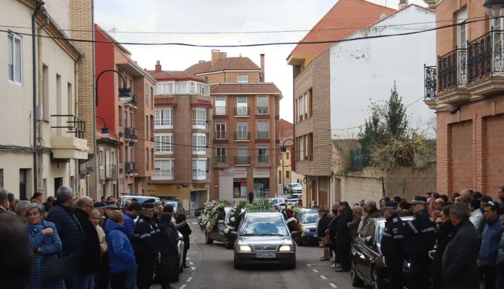 Multitudinaria y dolorosa despedida a Luciano Huerga, ex alcalde Benavente