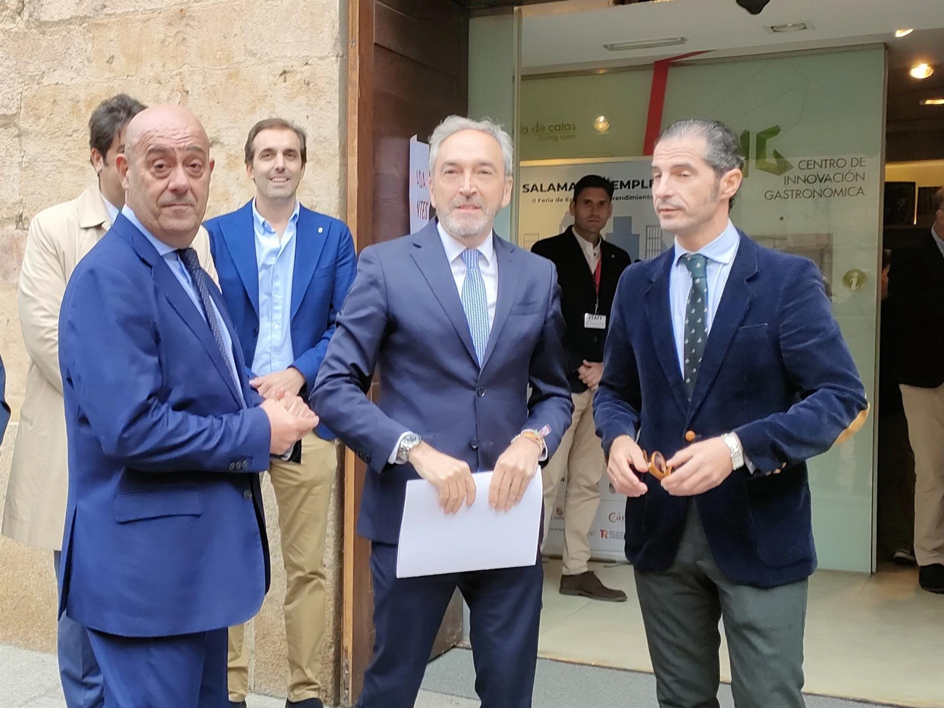 El secretario general de Industria, Comercio y Empleo de Castilla y León, Alberto Díaz, centro, a su llegada a la Feria de Empleo en la Cámara de Comercio de Salamanca   EUROPA PRESS.