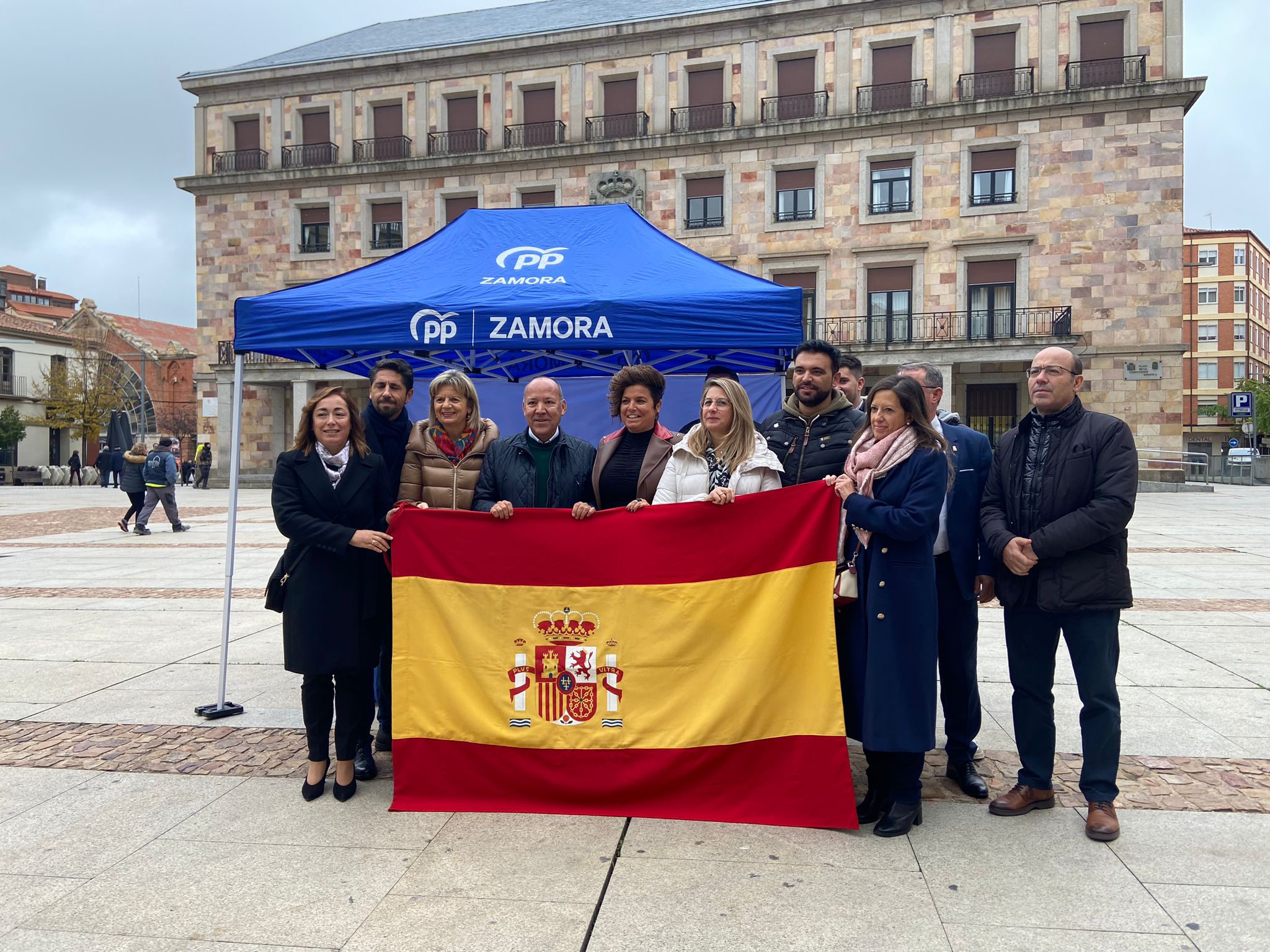 Miembros del Partido Popular frente a la Subdelegación del Gobierno en Zamora.