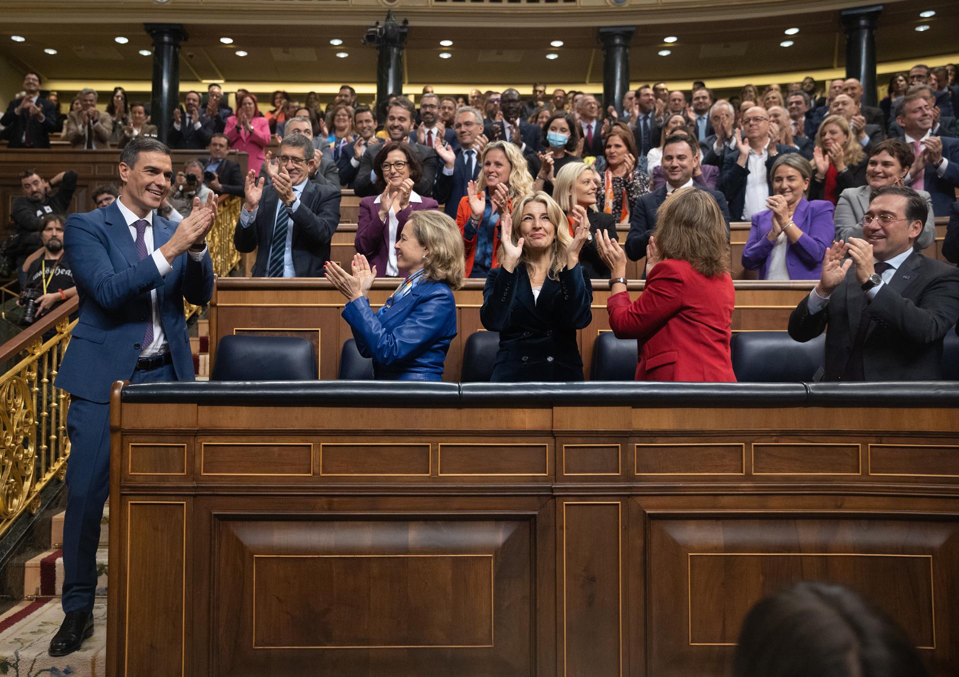 El recién nombrado presidente del Gobierno, Pedro Sánchez, es aplaudido tras finalizar la segunda sesión del debate de investidura. Eduardo Parra. Europa Press