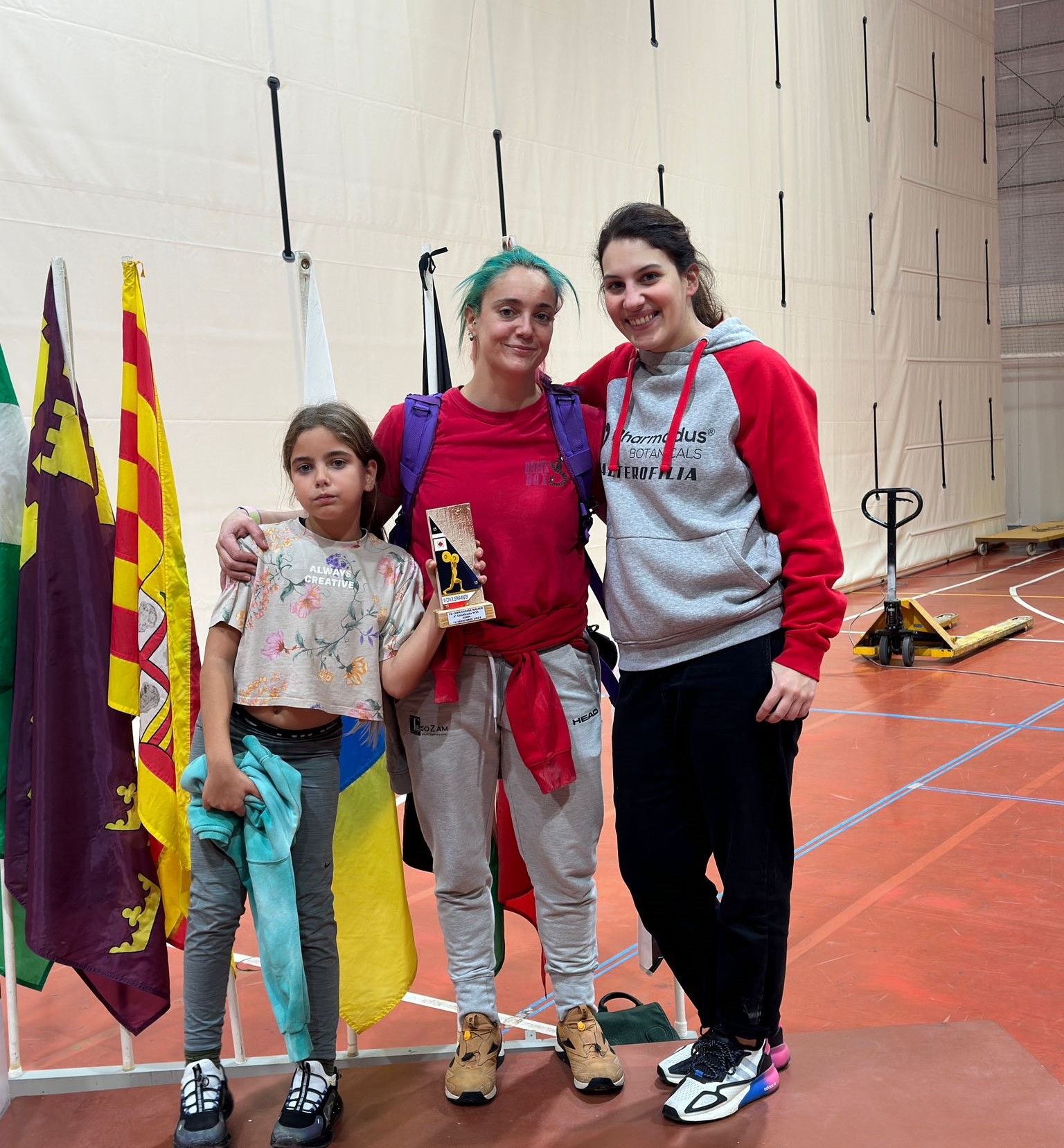 Beatriz Oñate con su entrenadora Noemí Álvarez.