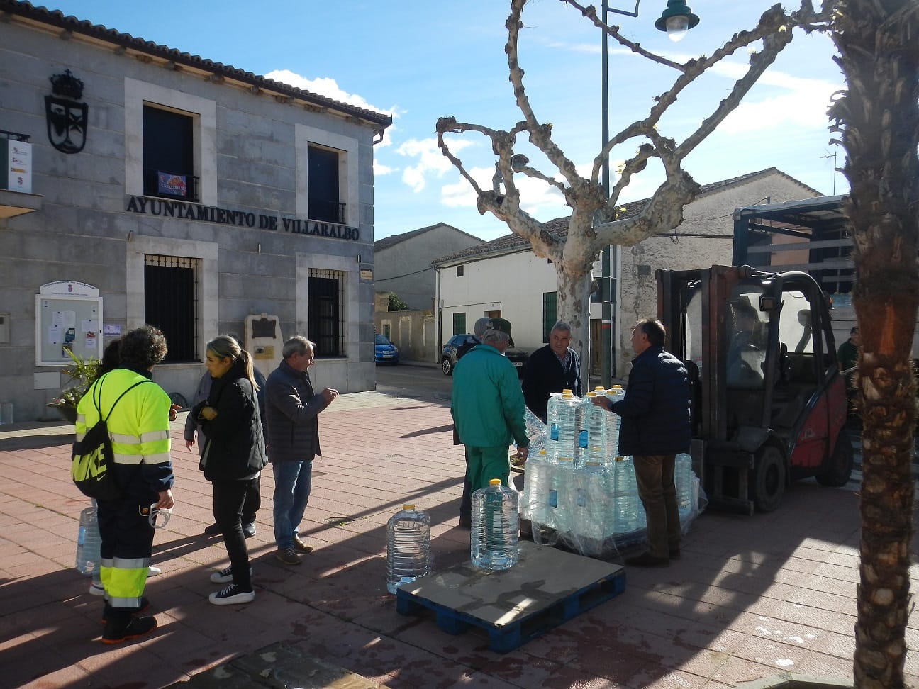 Se reparten 25 litros en garrafas de agua embotellada en este pueblo de Zamora mientras se espera a los resultados de los análisis.