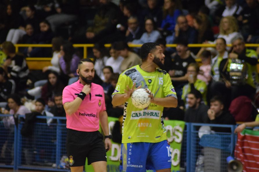 Lucas Mendes, jugador del Balonmano Zamora. Archivo.