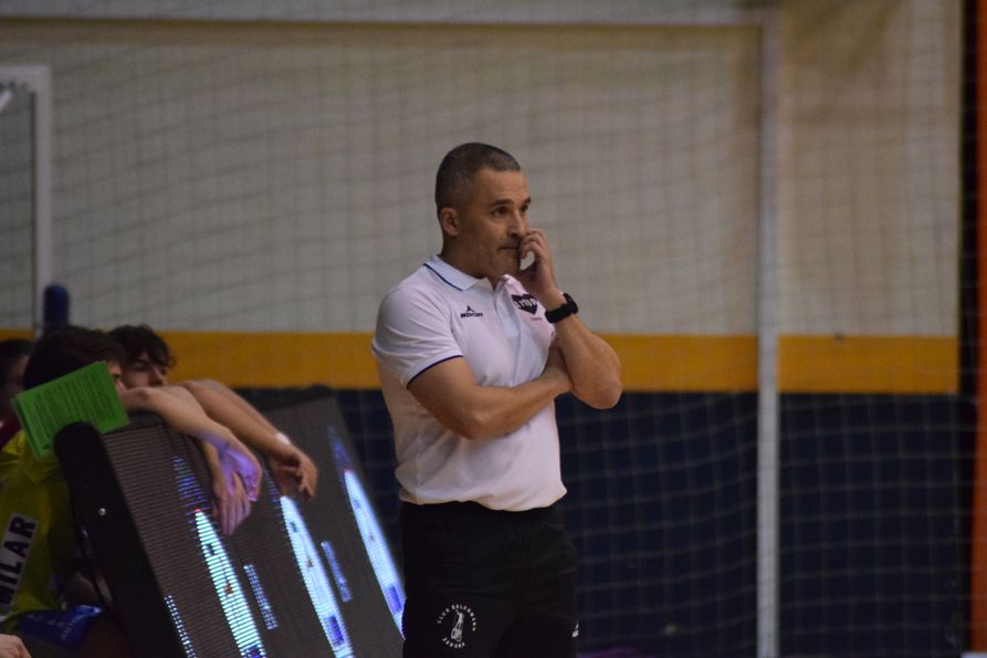 Diego Soto en un partido del Balonmano Zamora en el Ángel Nieto. Archivo.