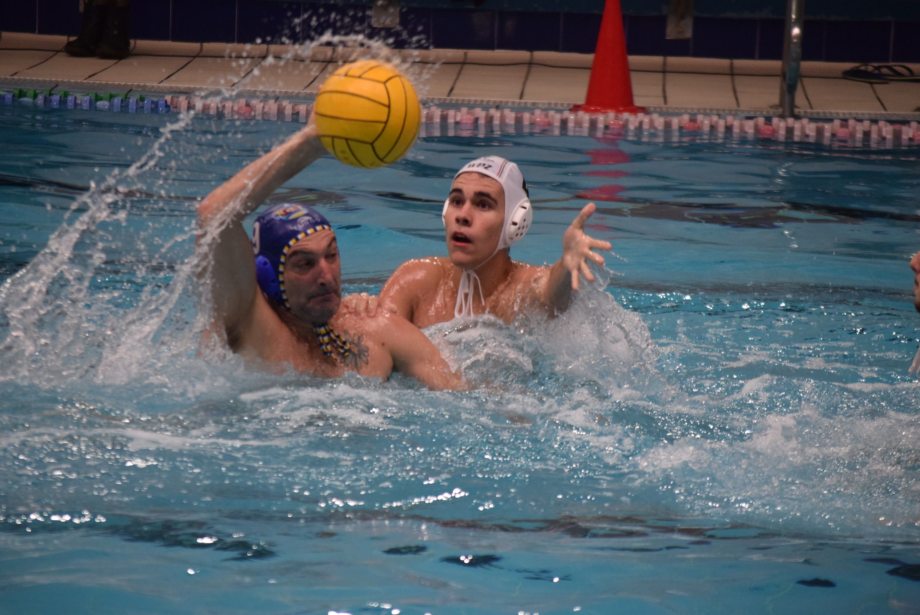 Un instante del Waterpolo Zamora - Waterpolo Villamediana. Archivo.