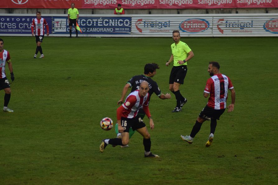 El Zamora Lo Intenta Hasta El Final Y Deja En Casa Los Tres Puntos