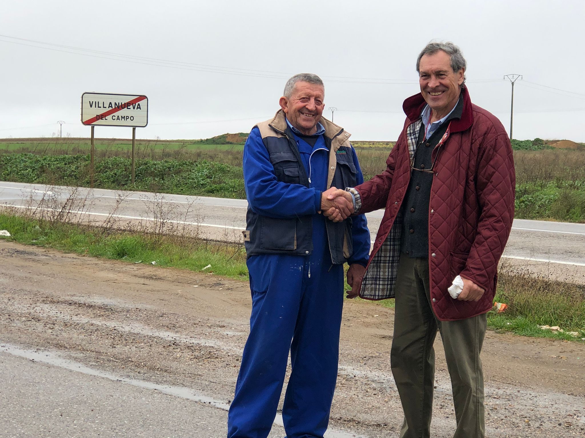 Nicolás Legido la Torre, “Kolás”, vecino de Villanueva del Campo, y Felipe Blanco, alcalde de la localidad.