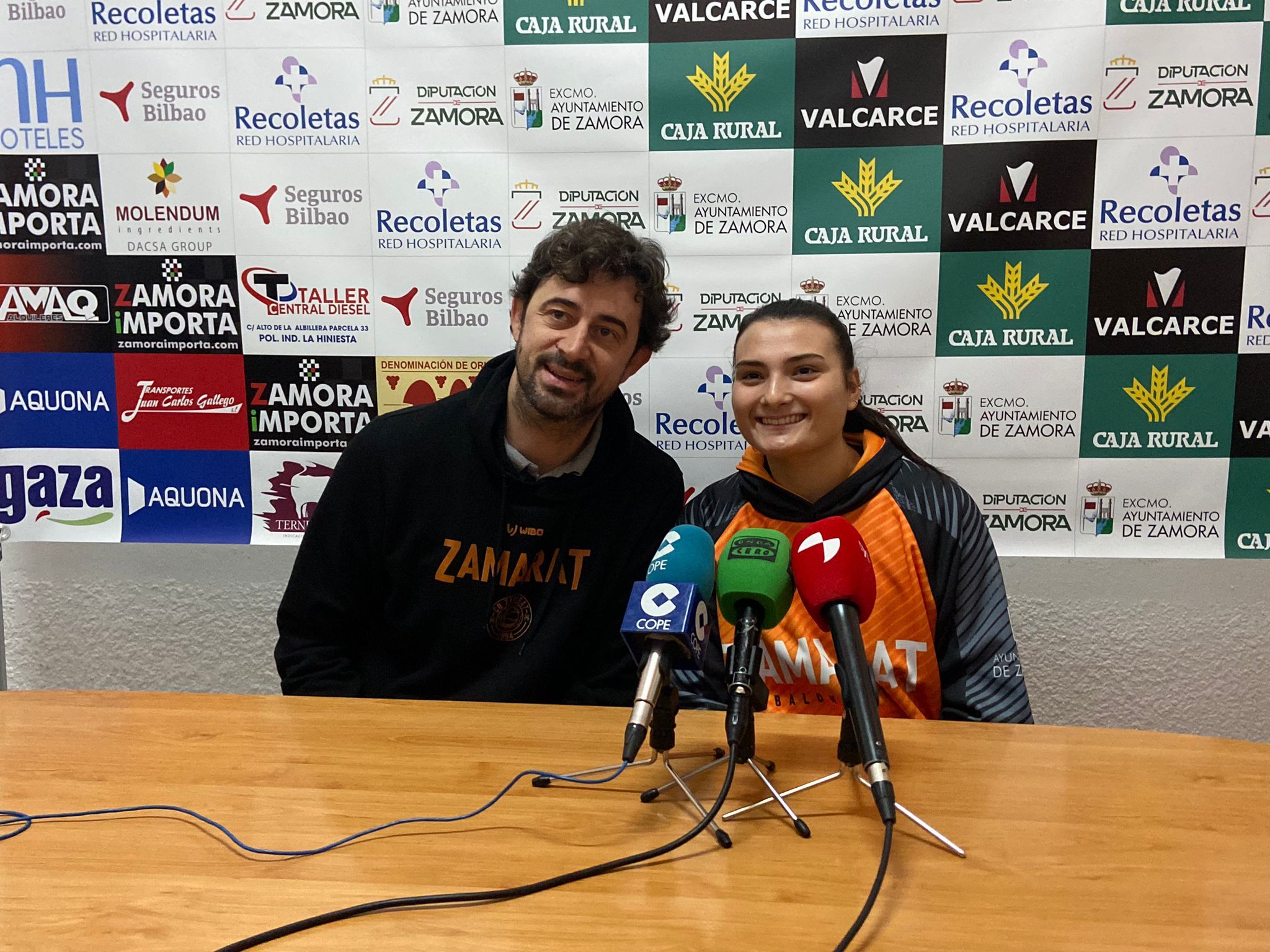 Ricardo Vasconcelos y Alejandra Sánchez en rueda de prensa