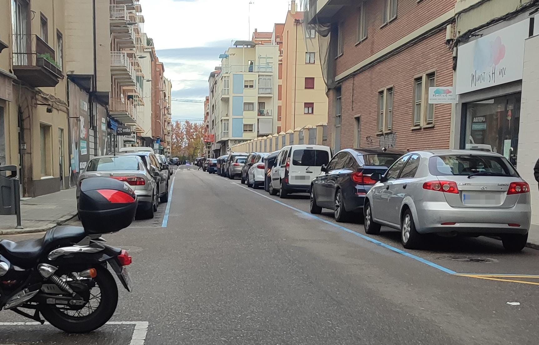 Coches aparcados en la calle Pablo Morillo