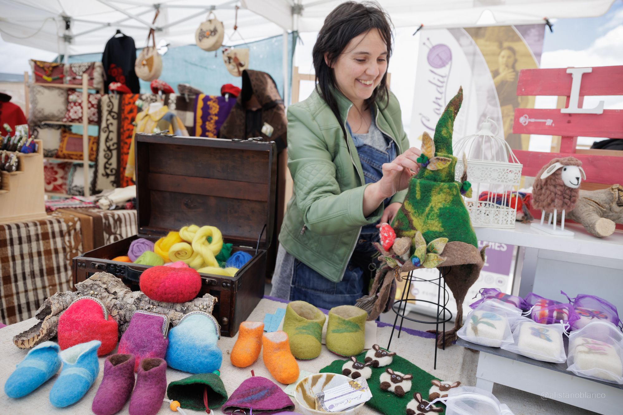 Varios artesanos de diferentes oficios se darán cita este viernes en la primera Feria de Navidad de Villardeciervos.