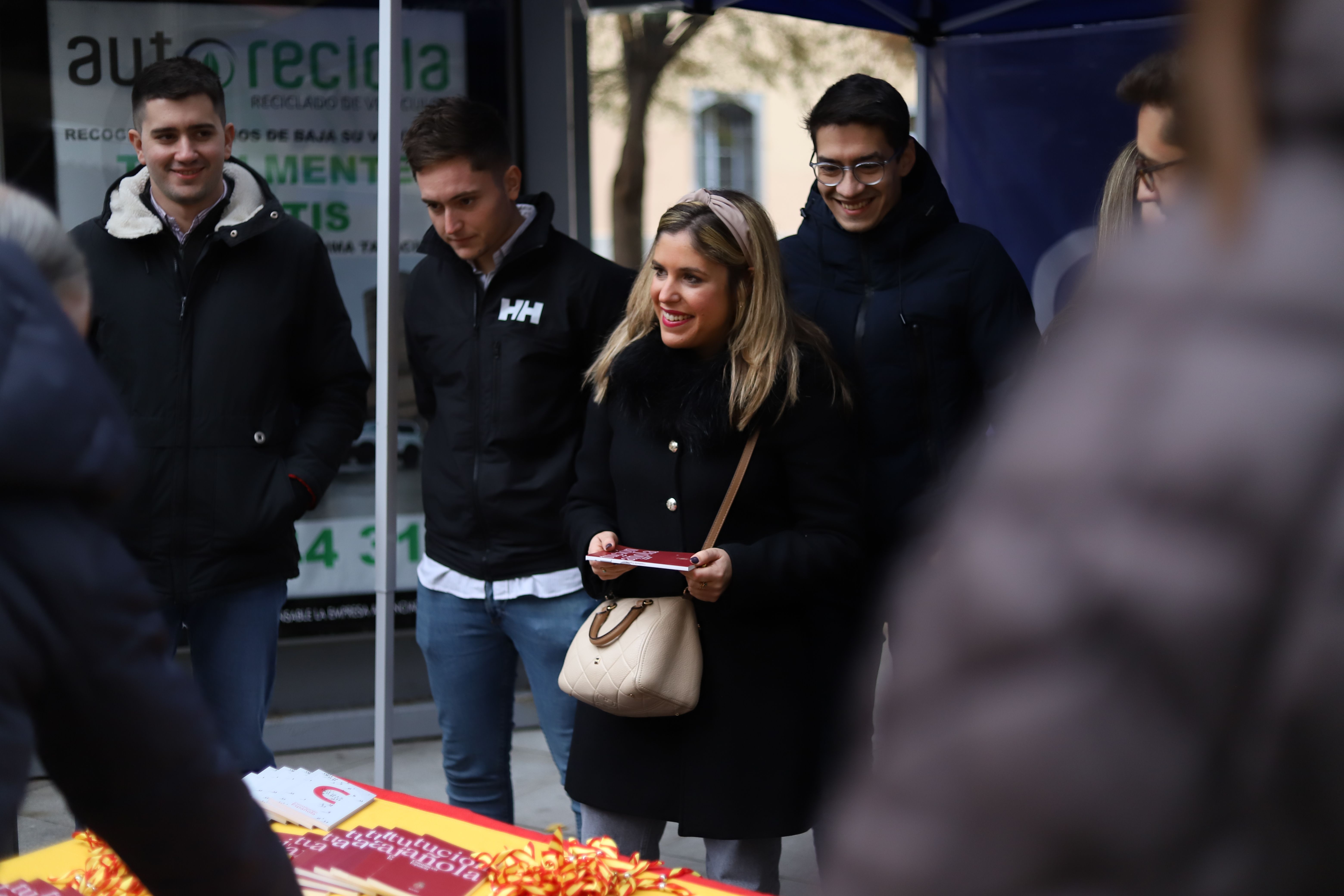 Reparto de ejemplares y pulseritas de España por el Día de la Constitución 