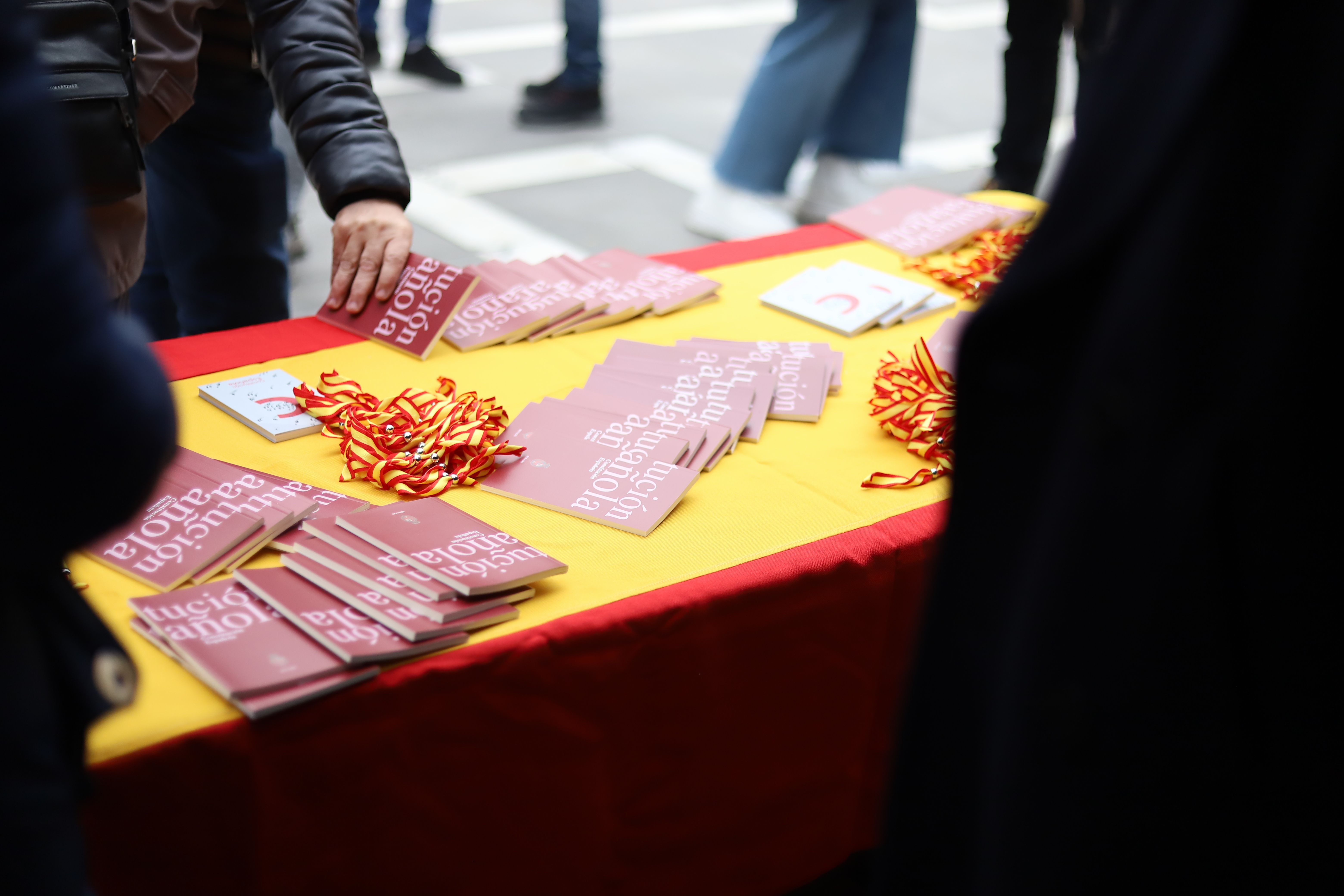 Reparto de ejemplares y pulseritas de España por el Día de la Constitución 