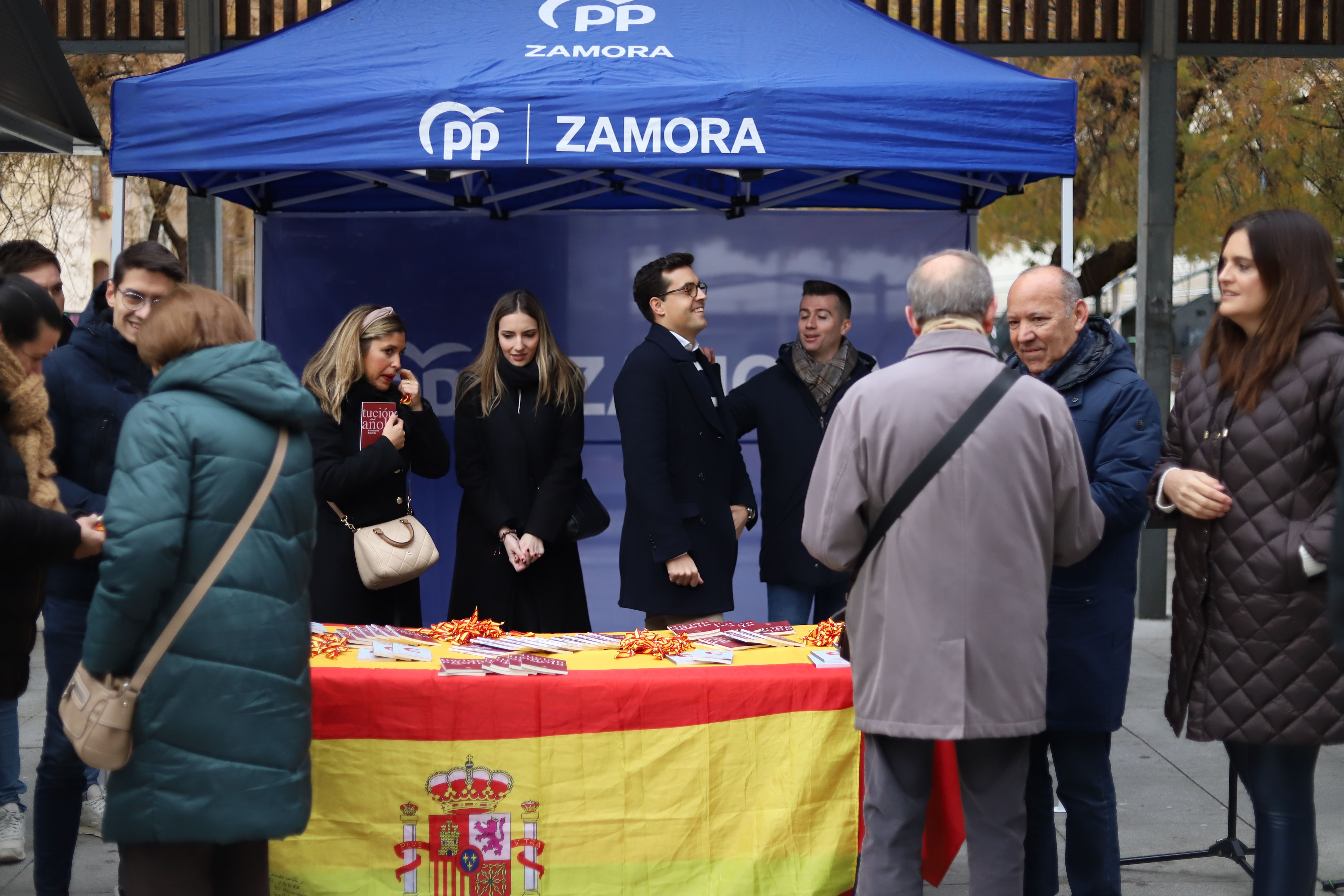 Reparto de ejemplares y pulseritas de España por el Día de la Constitución 