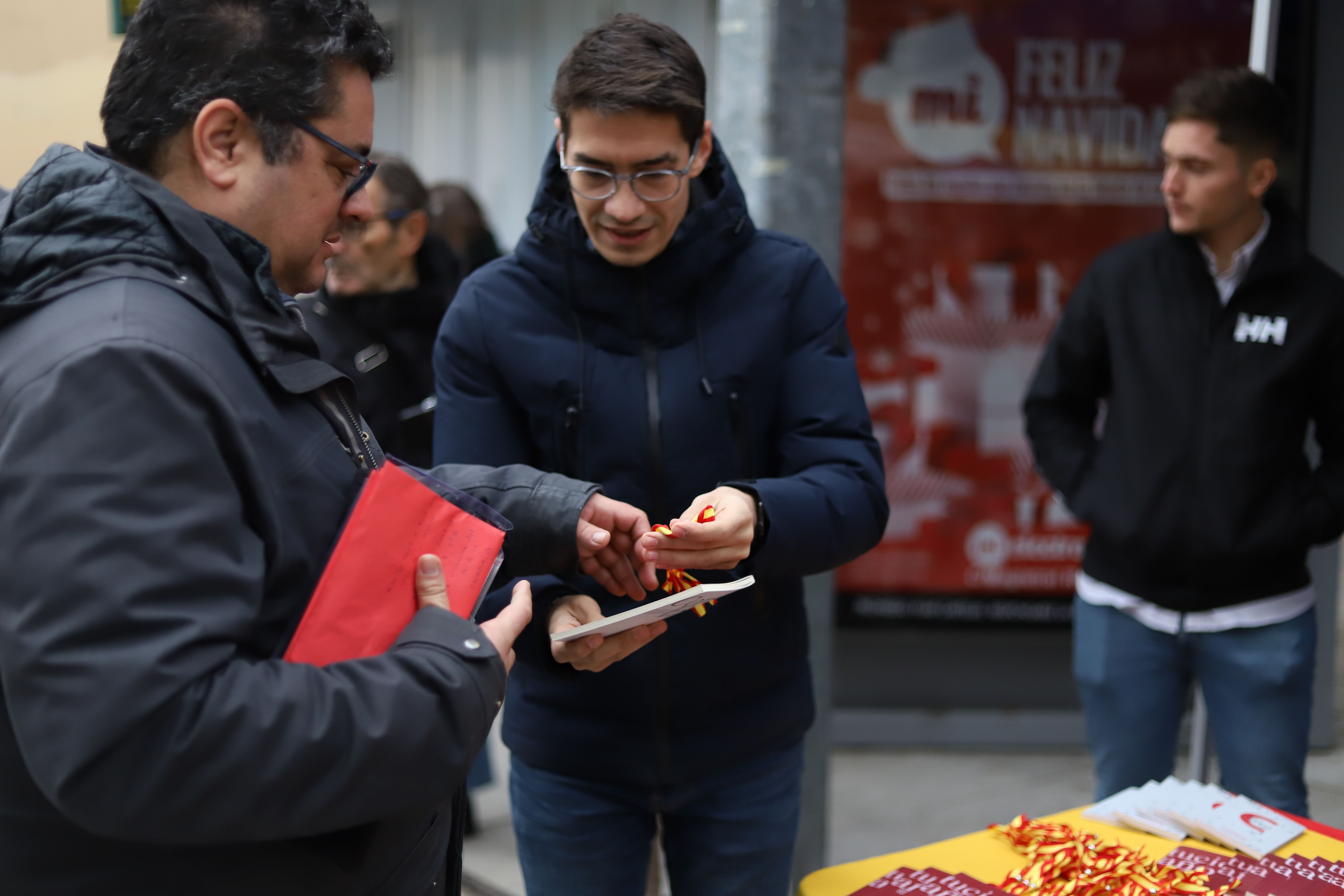 Reparto de ejemplares y pulseritas de España por el Día de la Constitución 