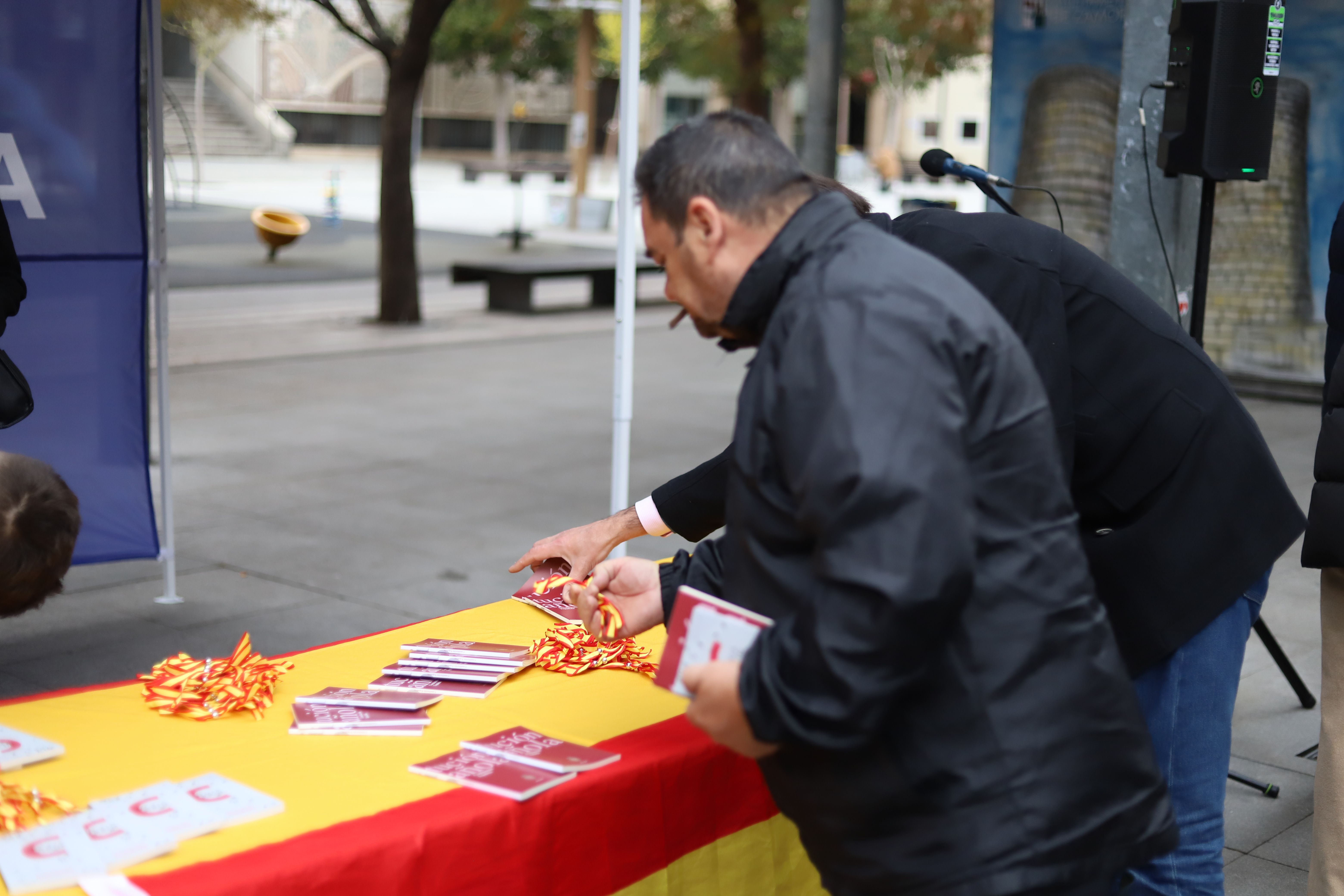 Reparto de ejemplares y pulseritas de España por el Día de la Constitución 