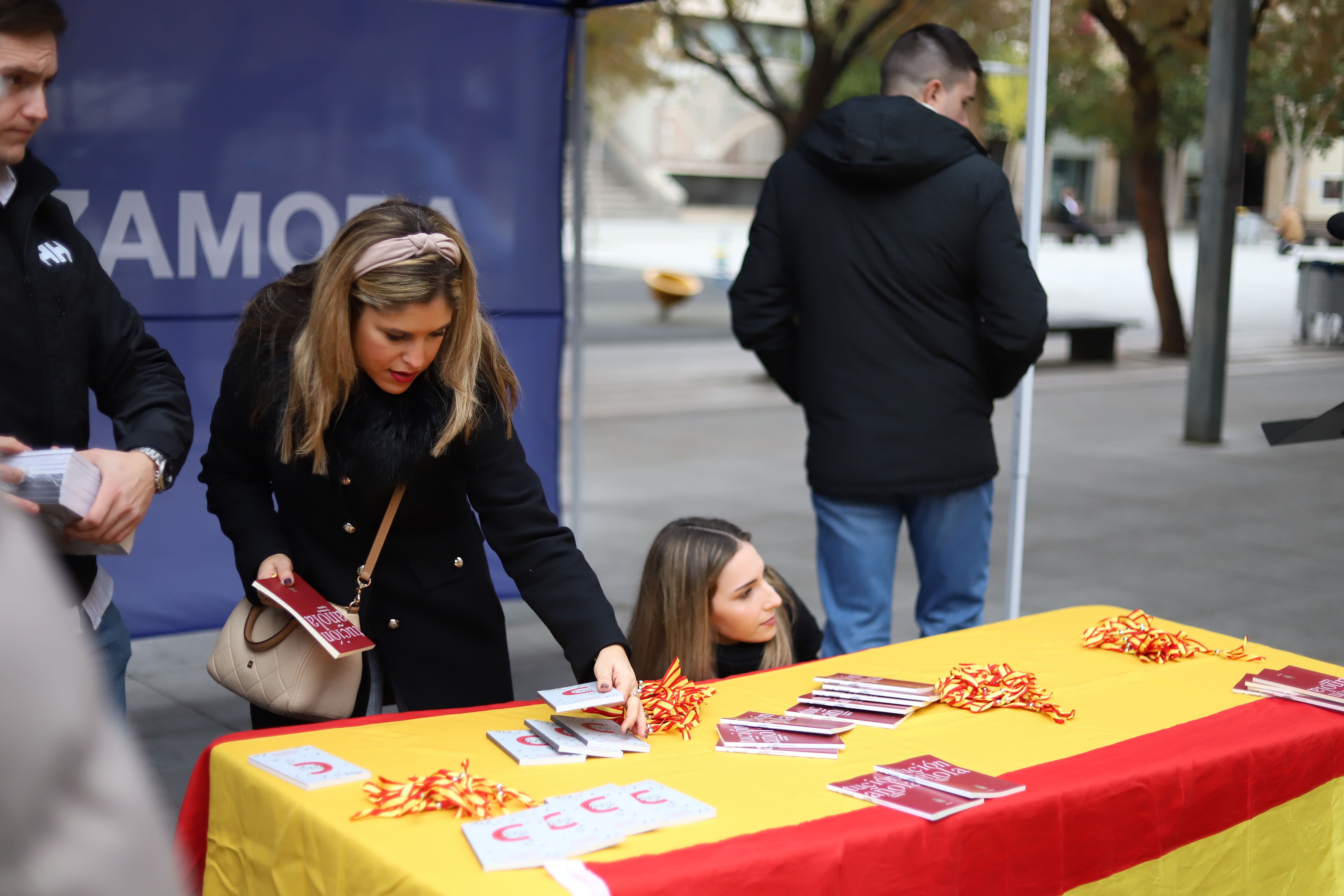 Reparto de ejemplares y pulseritas de España por el Día de la Constitución 