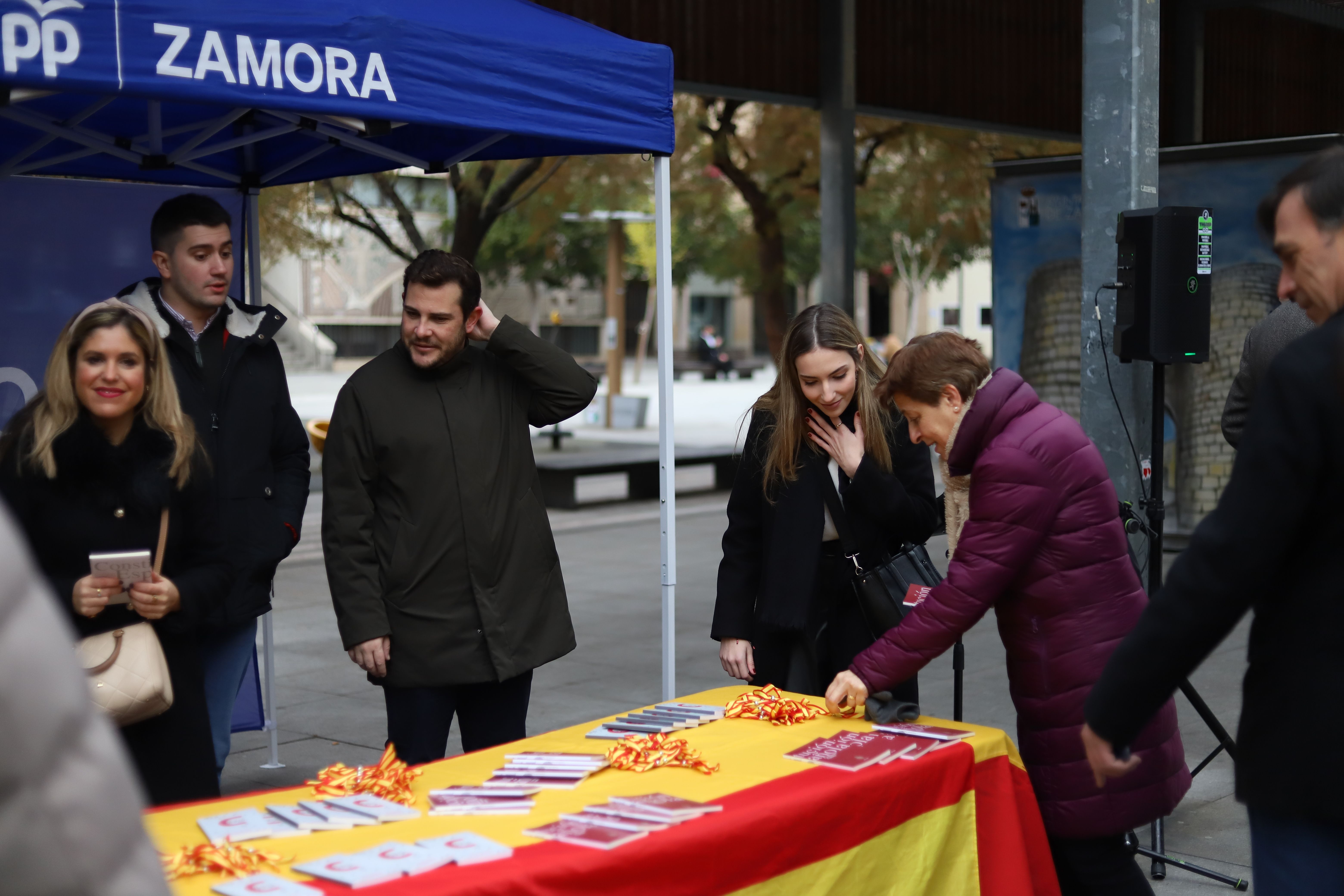 Reparto de ejemplares y pulseritas de España por el Día de la Constitución 