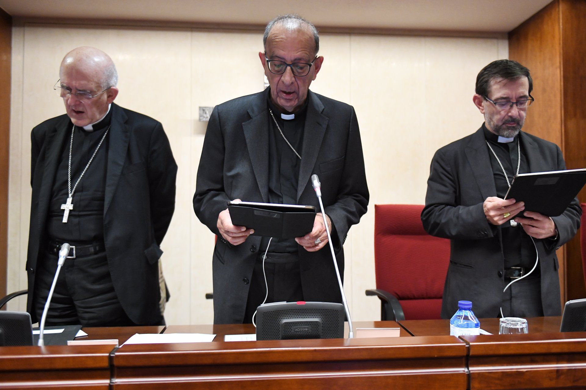 El presidente de los obispos españoles apoya un pacto de Estado para proteger a los menores de los riesgos del móvil