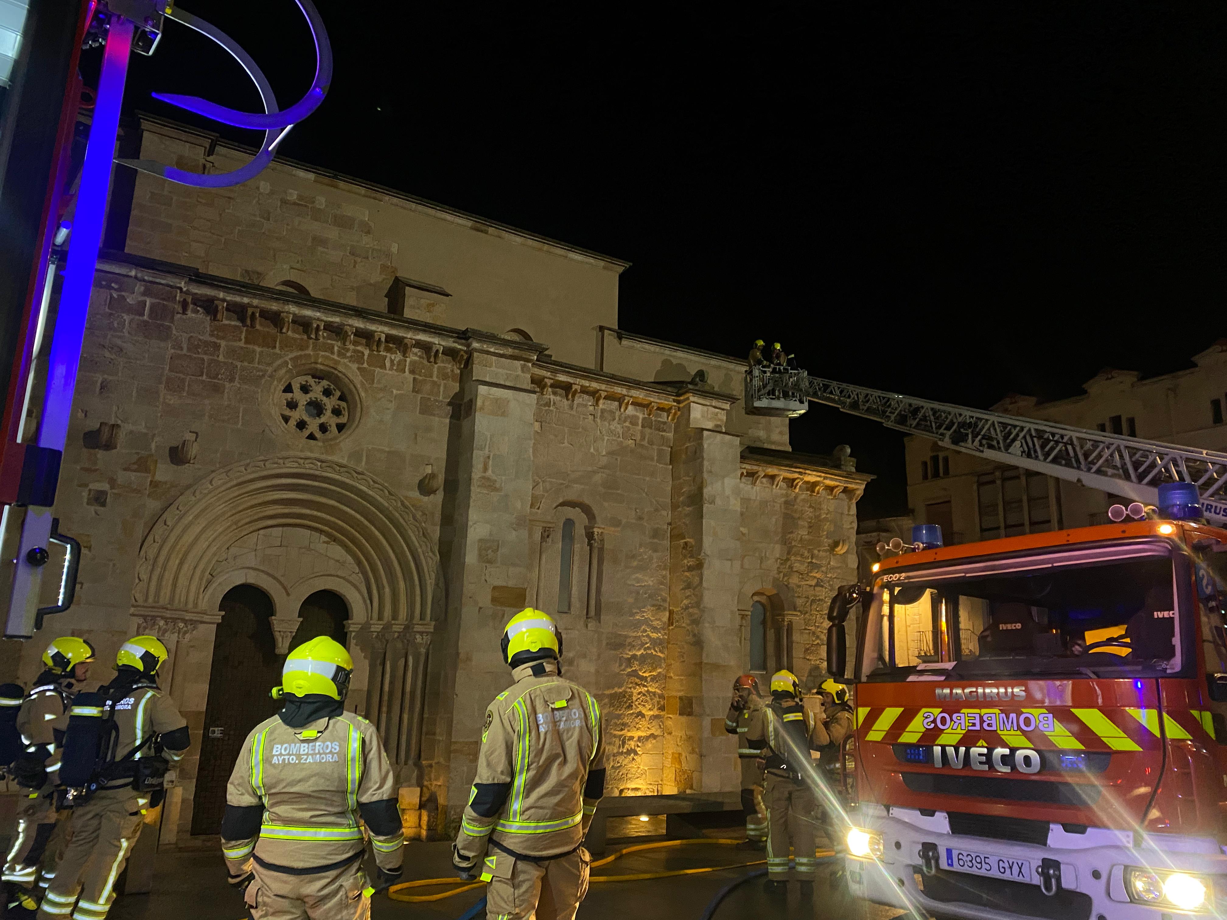 Bomberos en la Iglesia de Santiago el Burgo